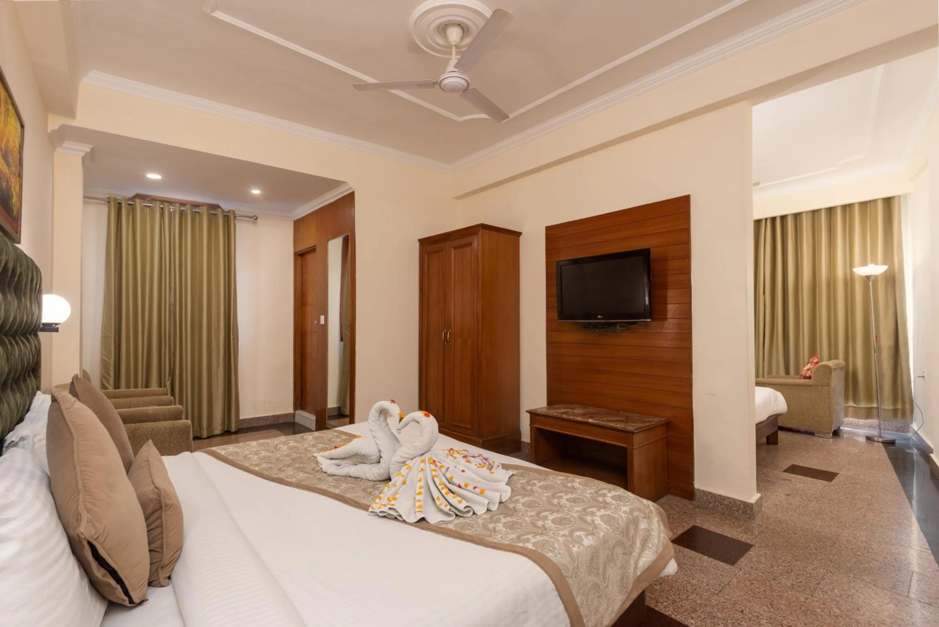 Bed in Tulip Inn Green Castle Mall road