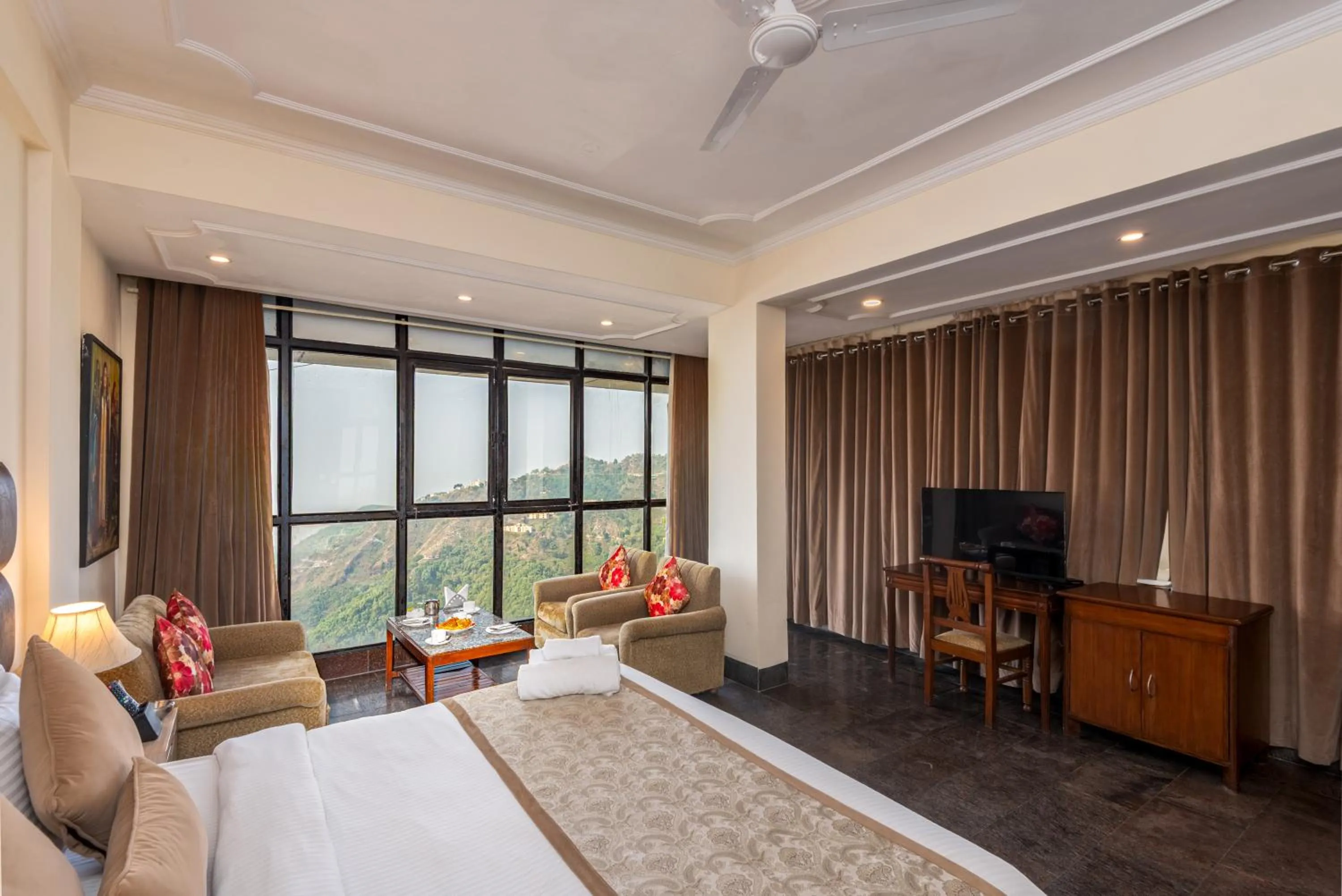 Bed in Tulip Inn Green Castle Mall road