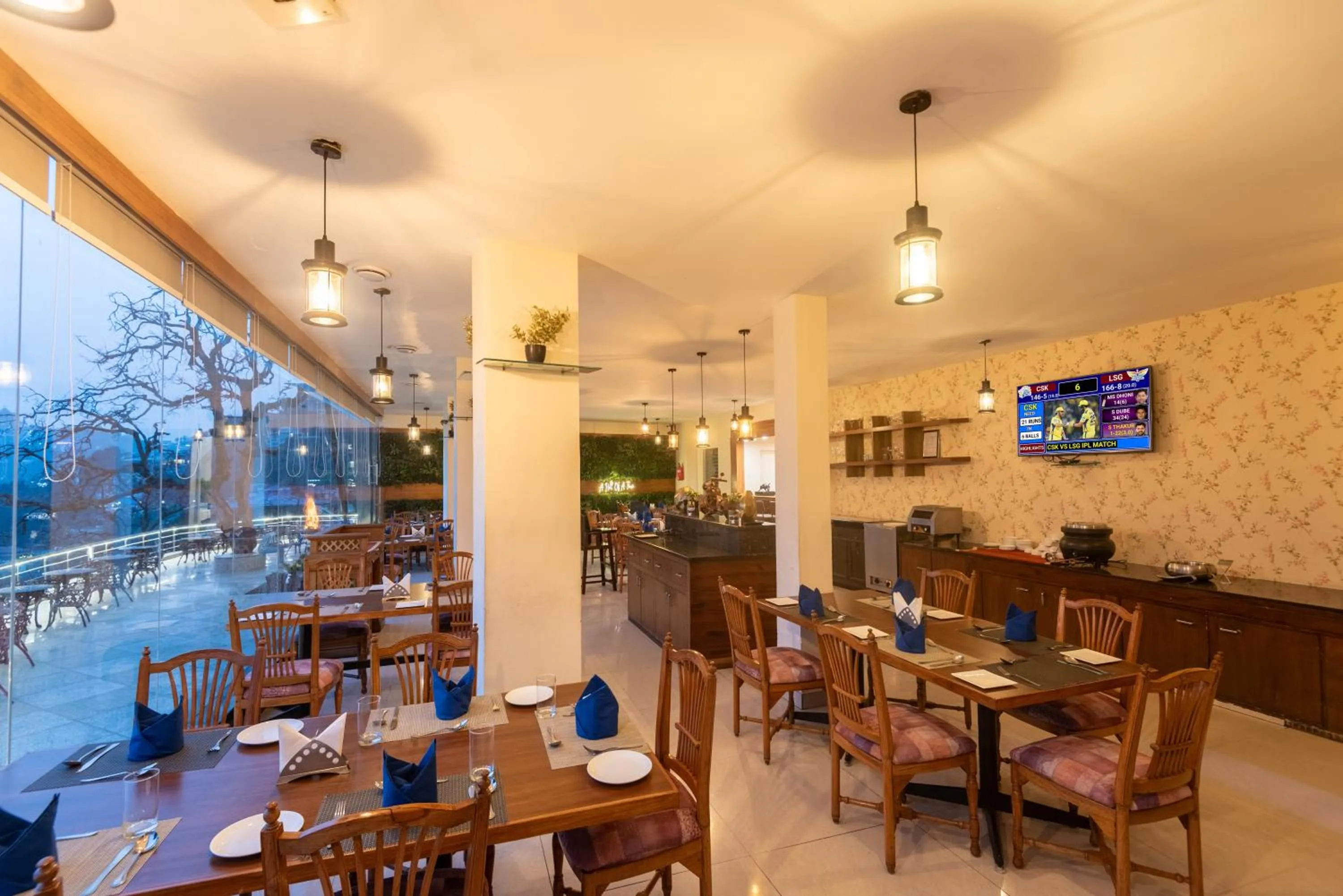 Restaurant/places to eat in Tulip Inn Green Castle Mall road