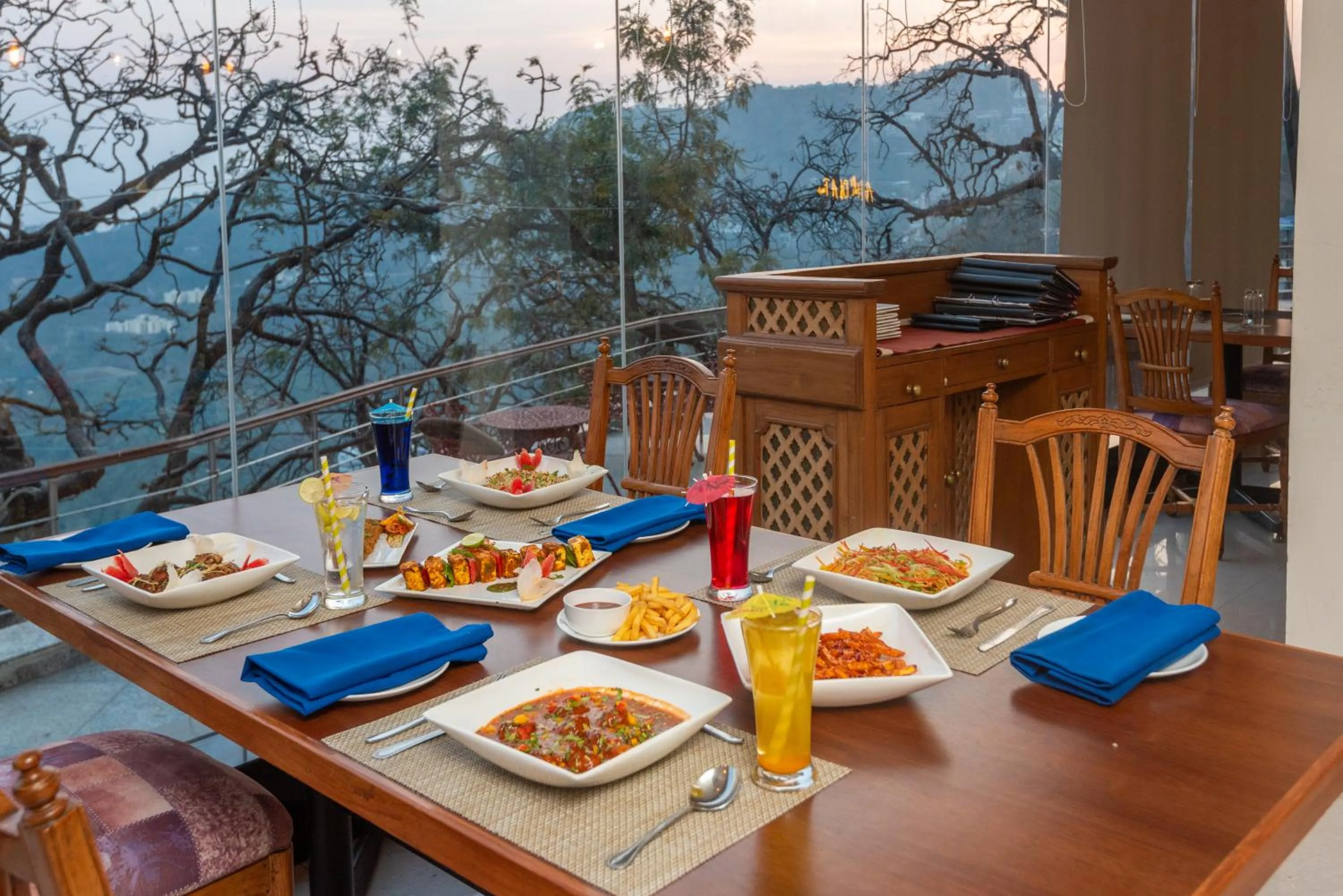 Restaurant/places to eat in Tulip Inn Green Castle Mall road