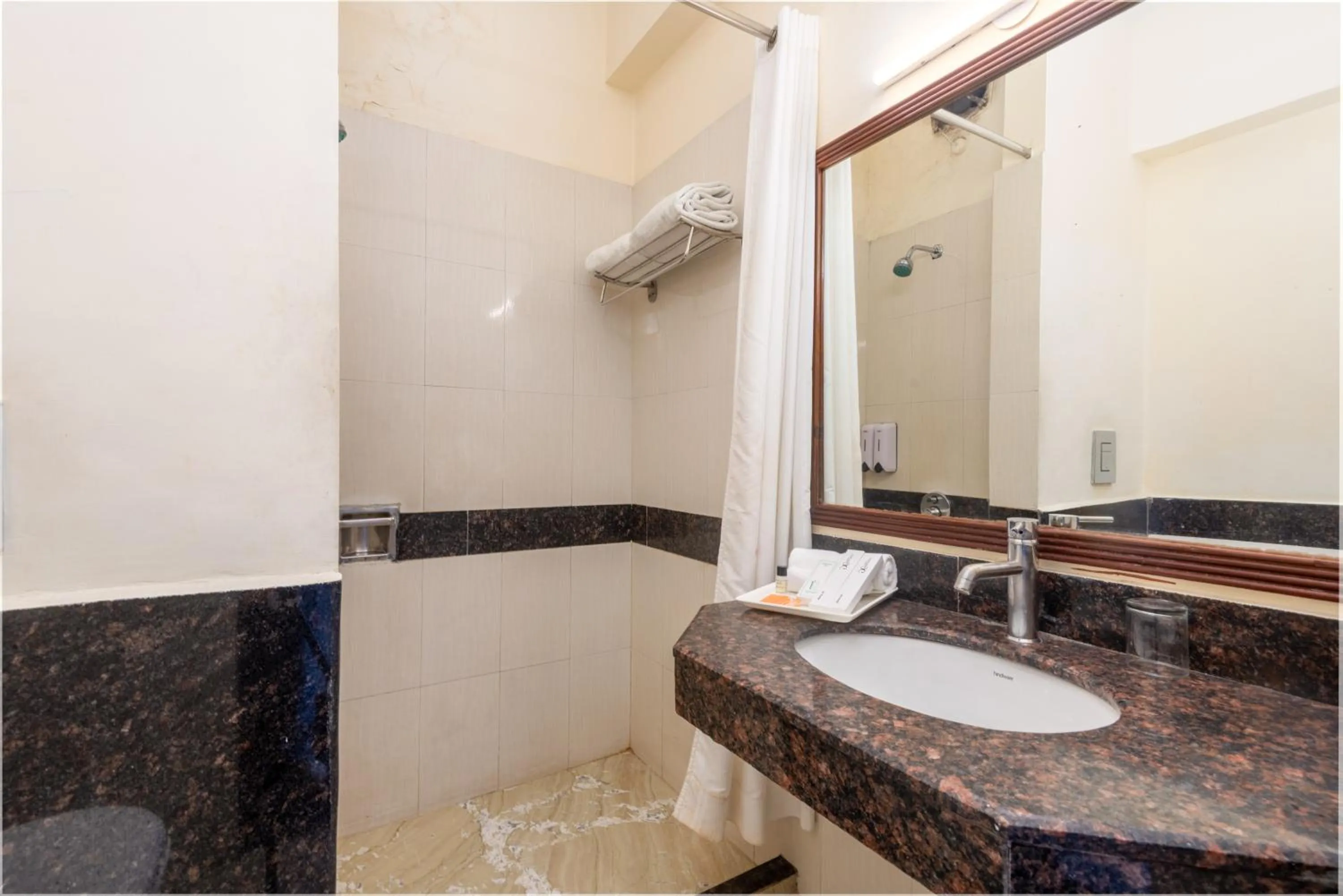 Bathroom in Tulip Inn Green Castle Mall road