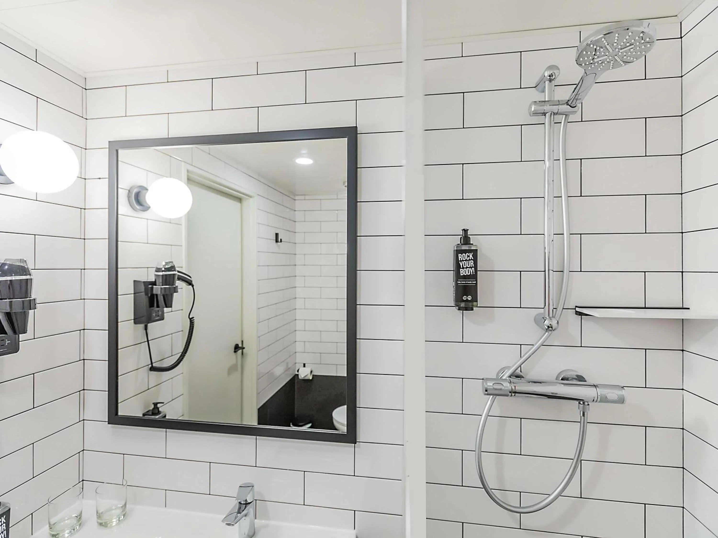 Bathroom in Hotel ibis Bragança