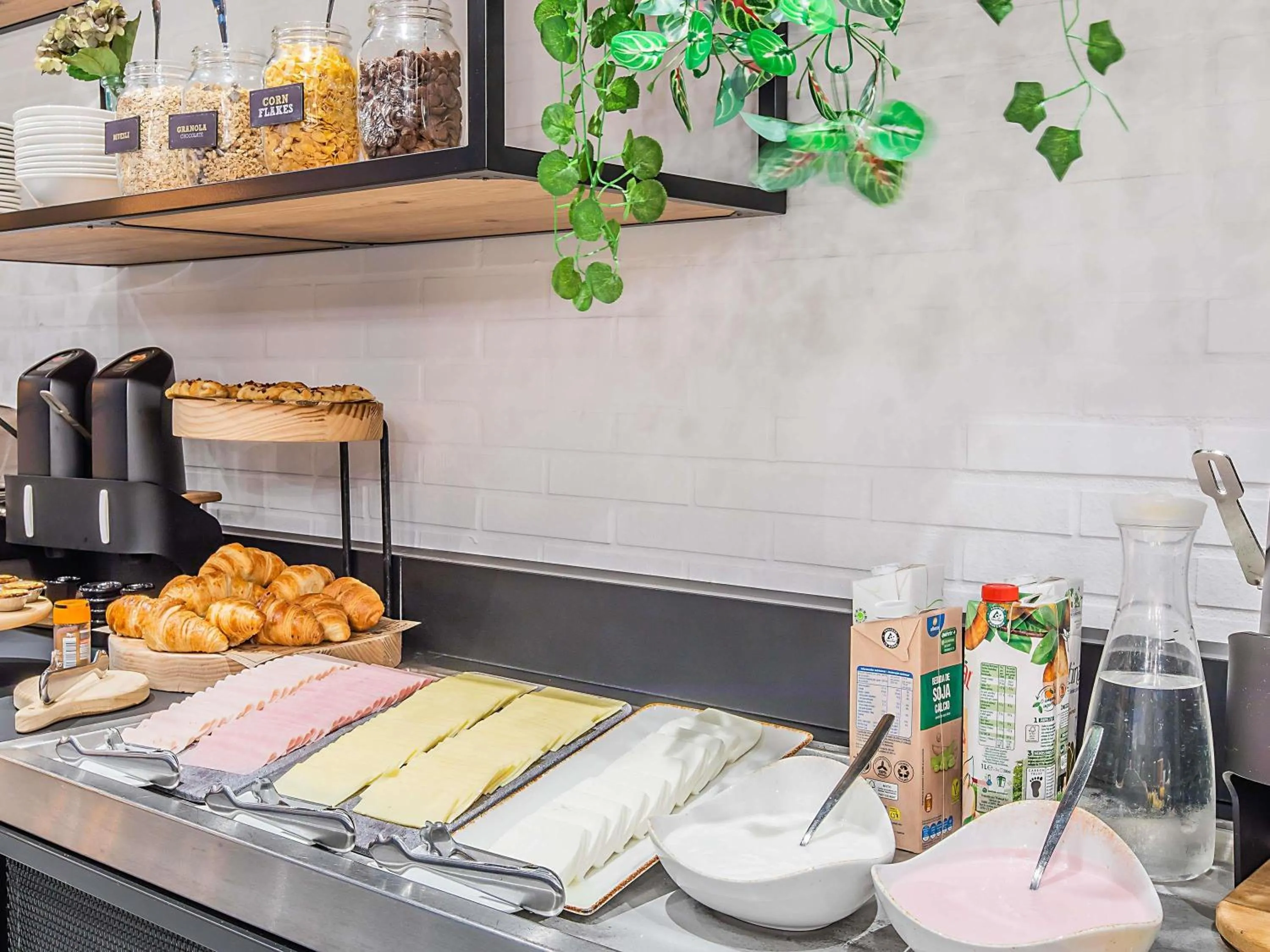 Breakfast in Hotel ibis Bragança