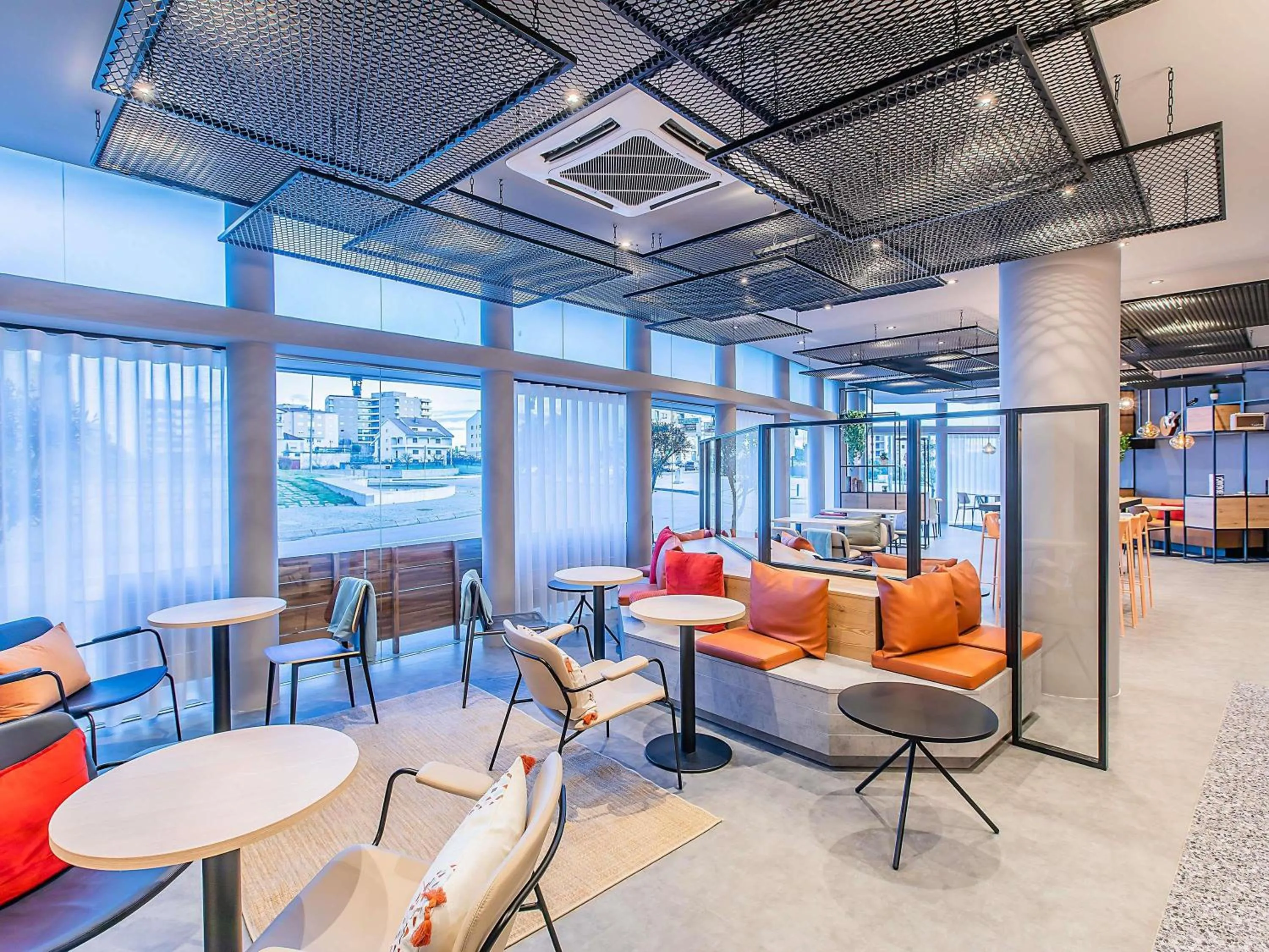 Lounge or bar in Hotel ibis Bragança