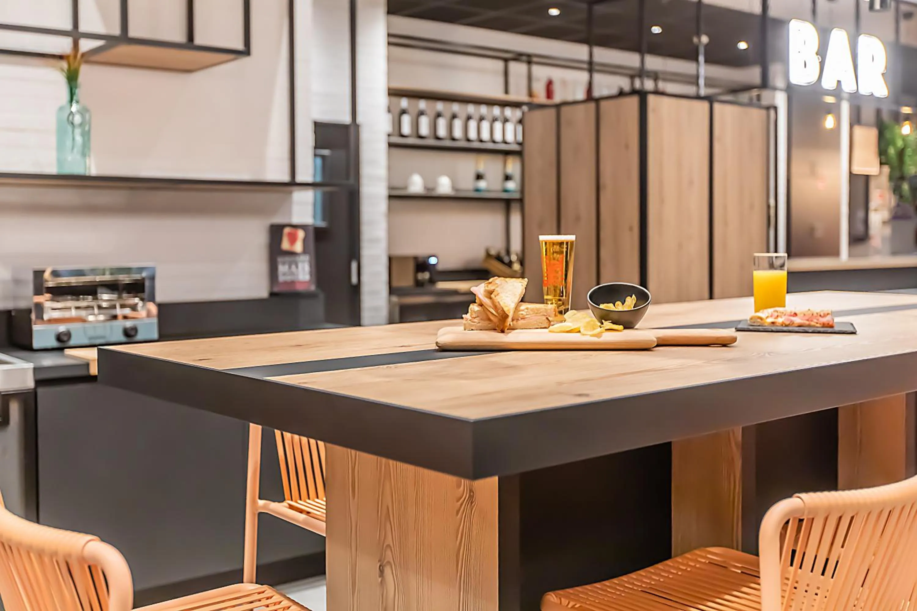 Lounge or bar in Hotel ibis Bragança