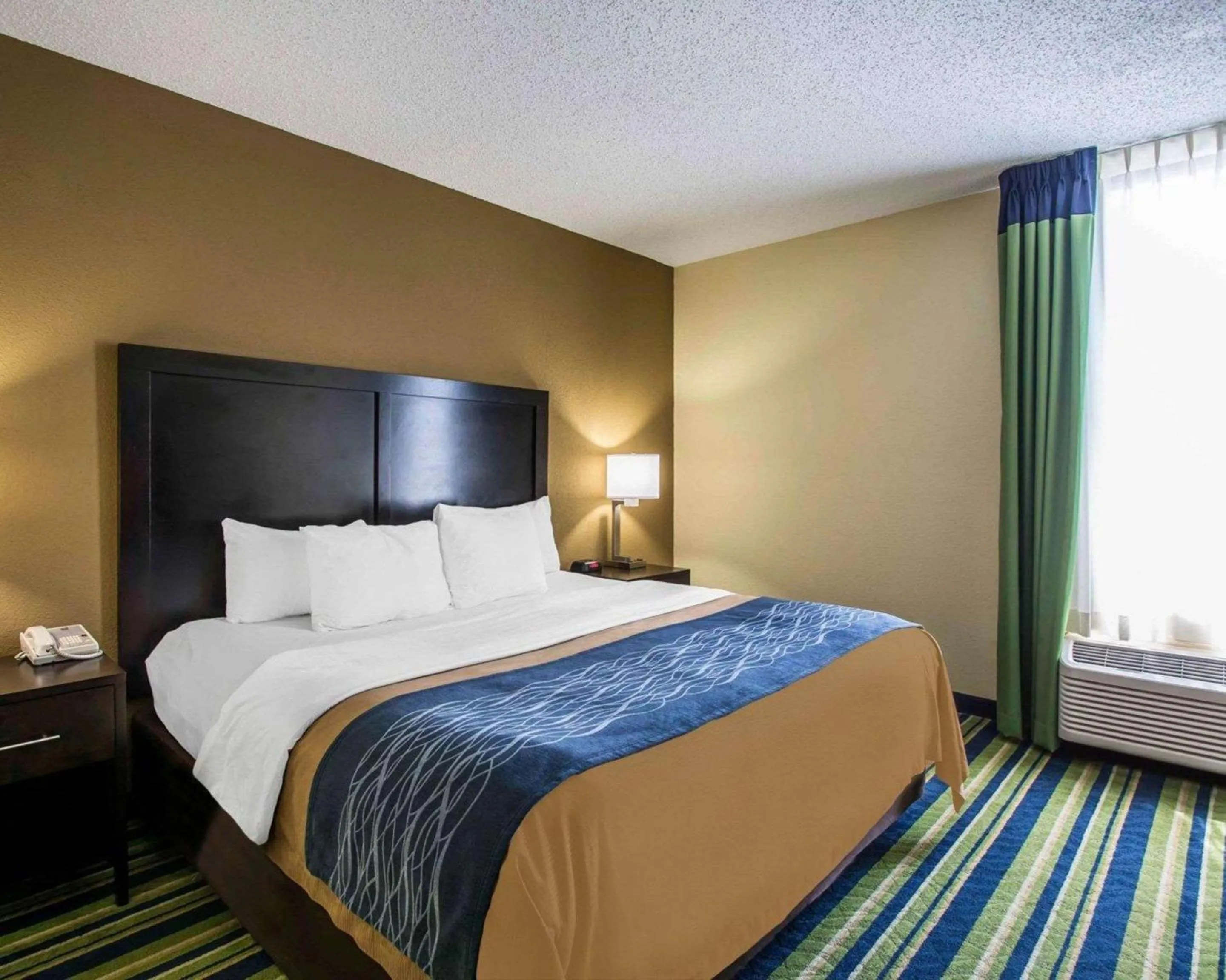 Photo of the whole room, Bed in Comfort Inn & Suites Lantana - West Palm Beach South