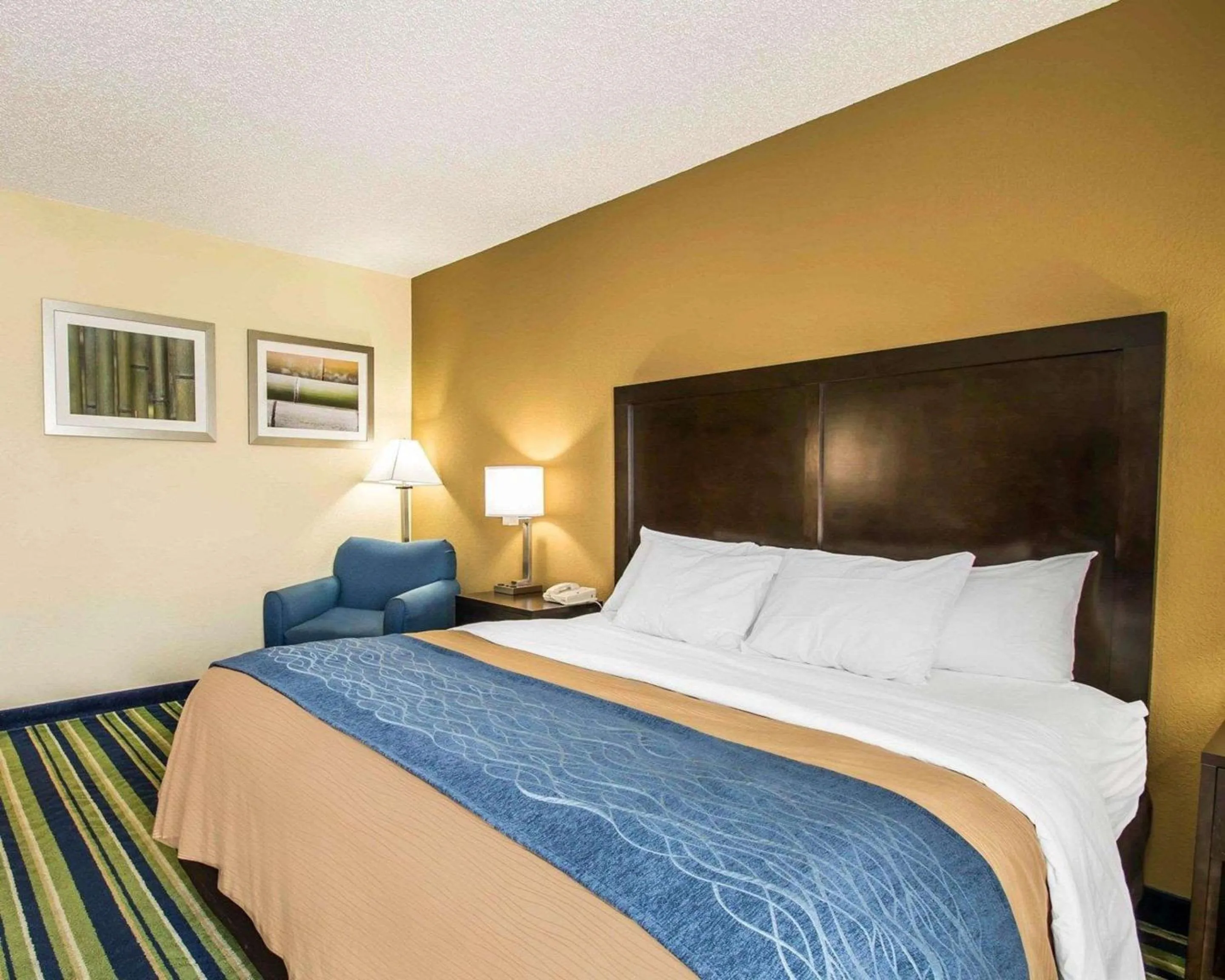 Photo of the whole room, Bed in Comfort Inn & Suites Lantana - West Palm Beach South