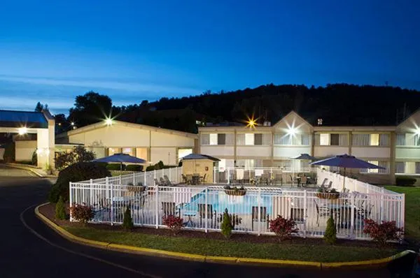 Pool view in Quality Inn & Suites Vestal Binghamton near University