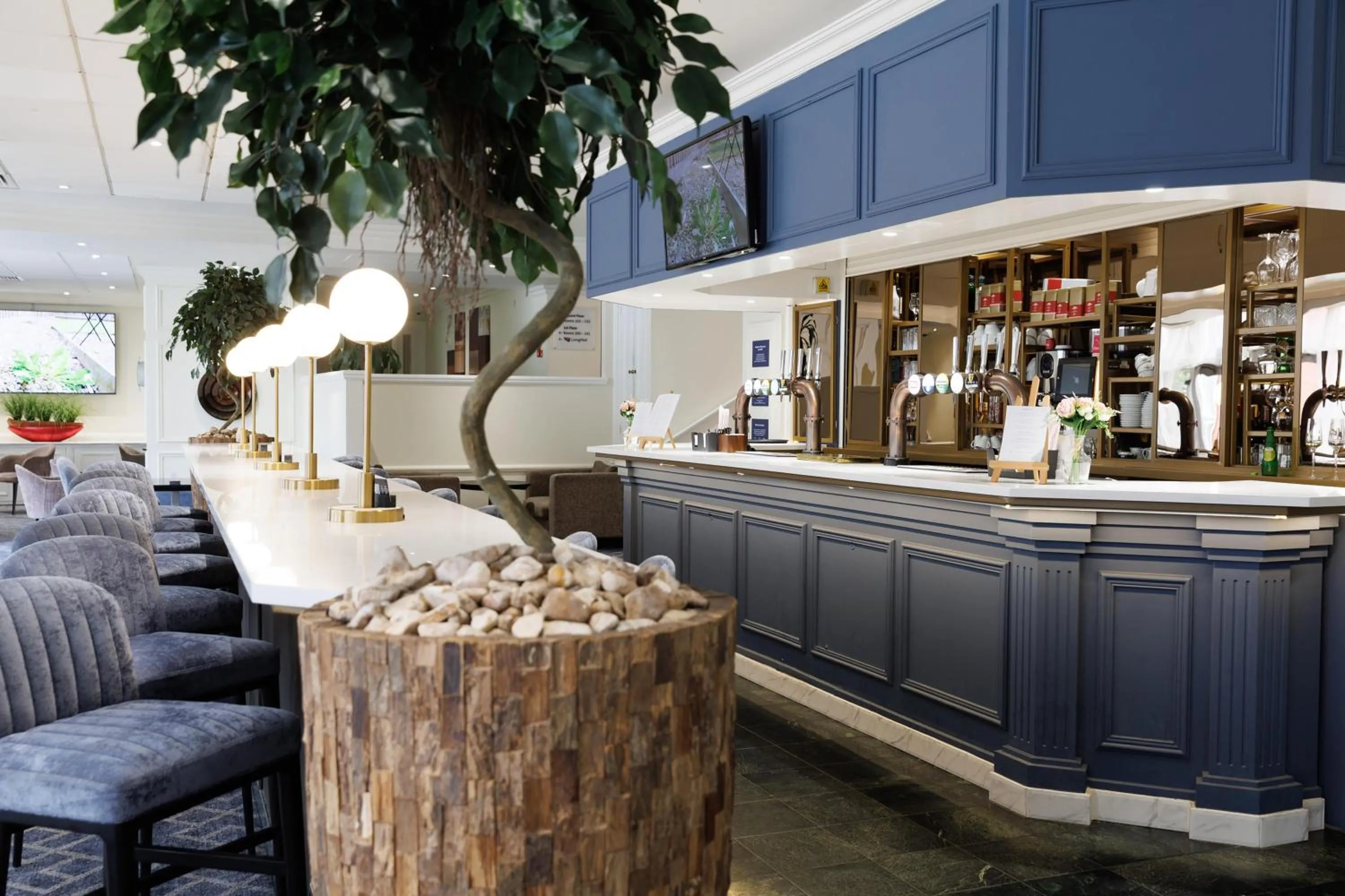 Lounge or bar in Hilton Northampton Hotel