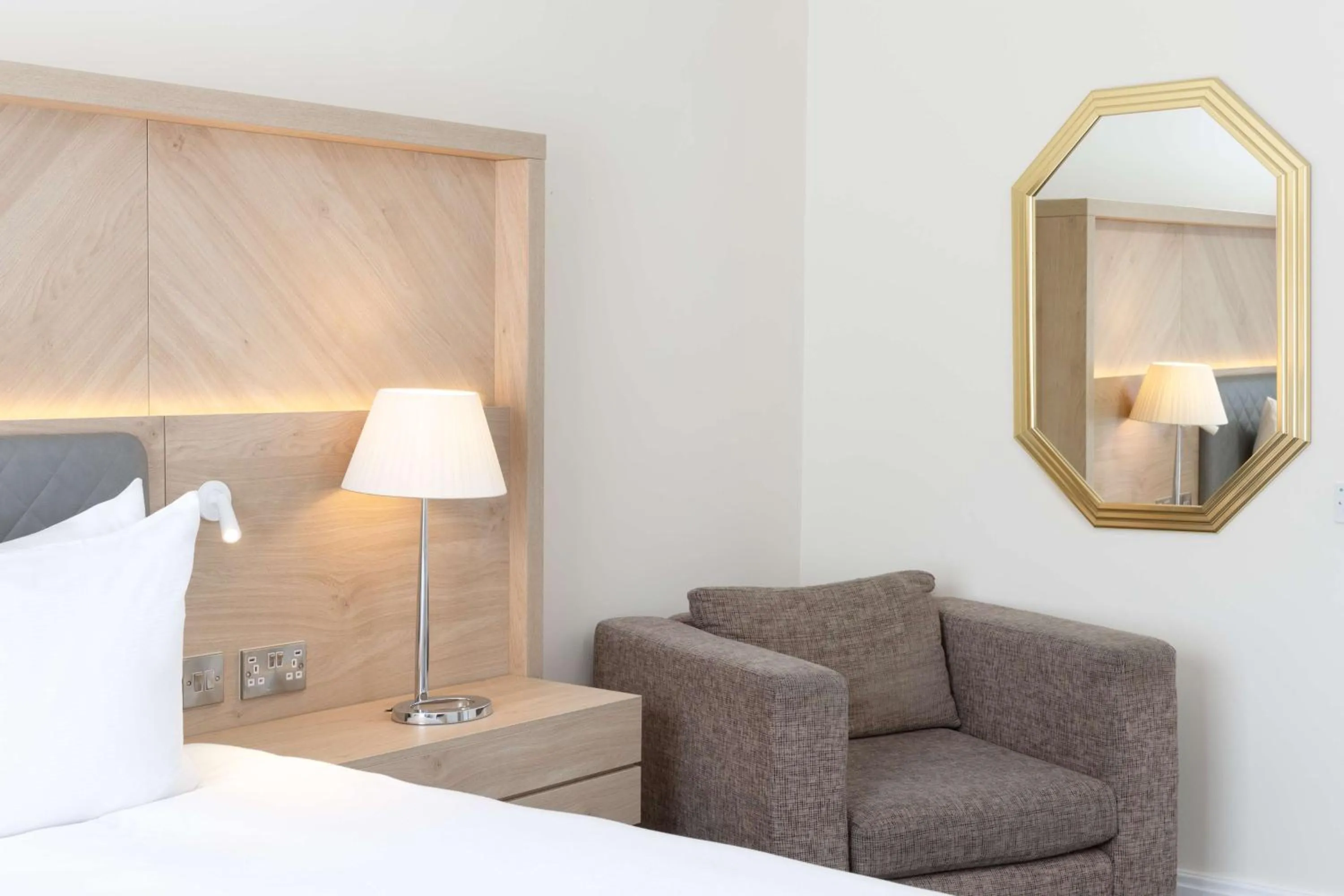 Living room, Bed in Hilton Northampton Hotel