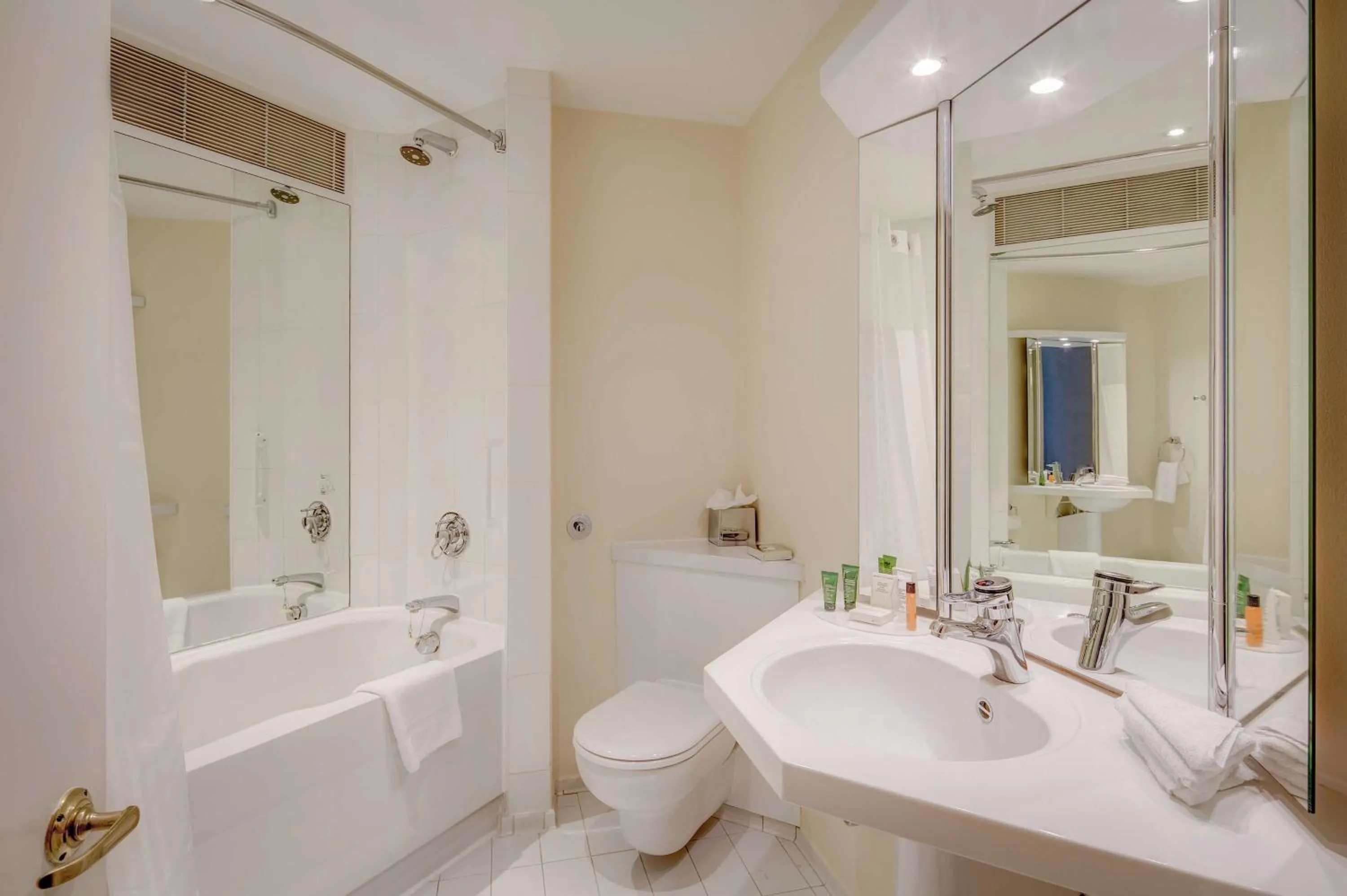 Bedroom in Hilton Northampton Hotel