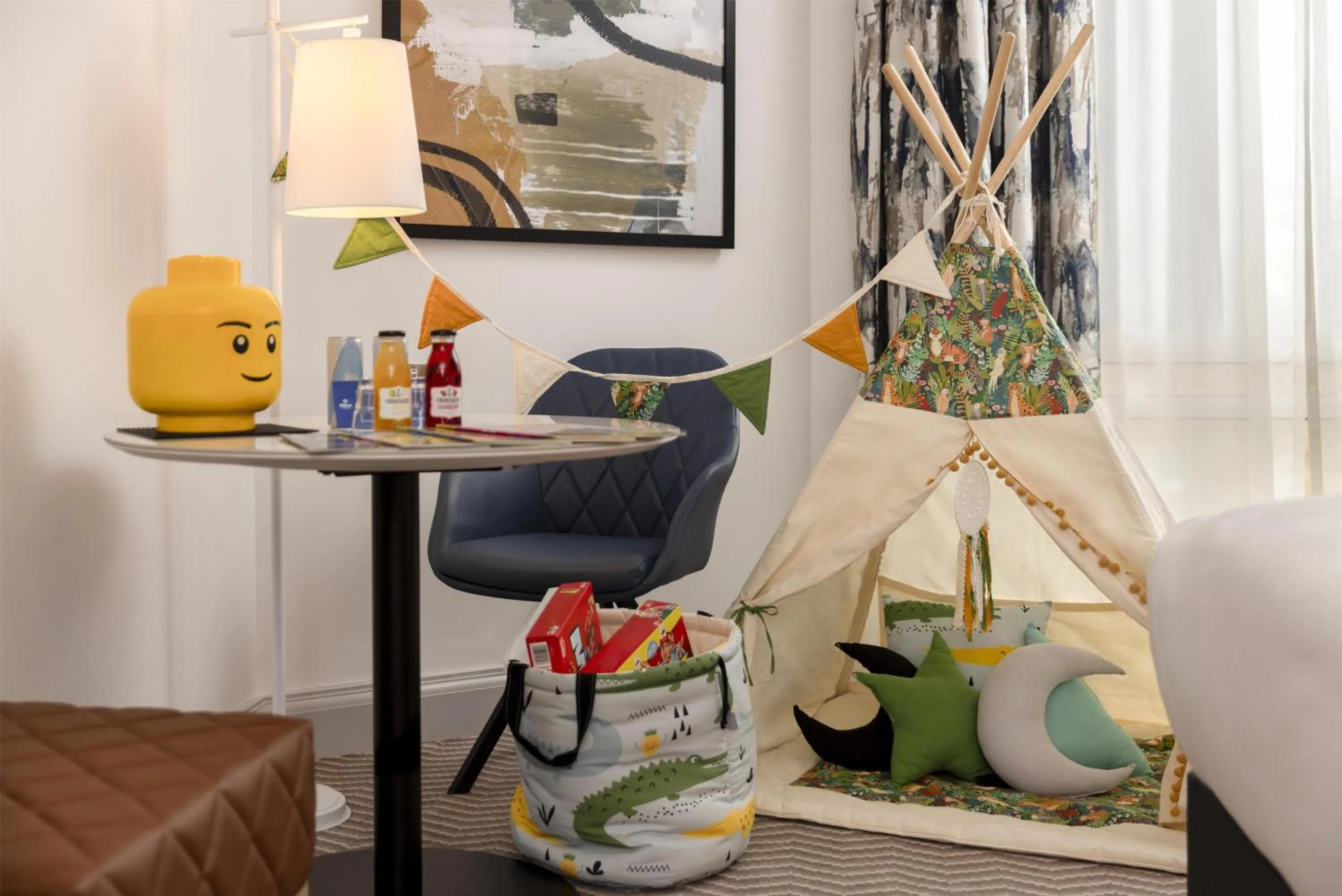 Living room in Hilton Northampton Hotel