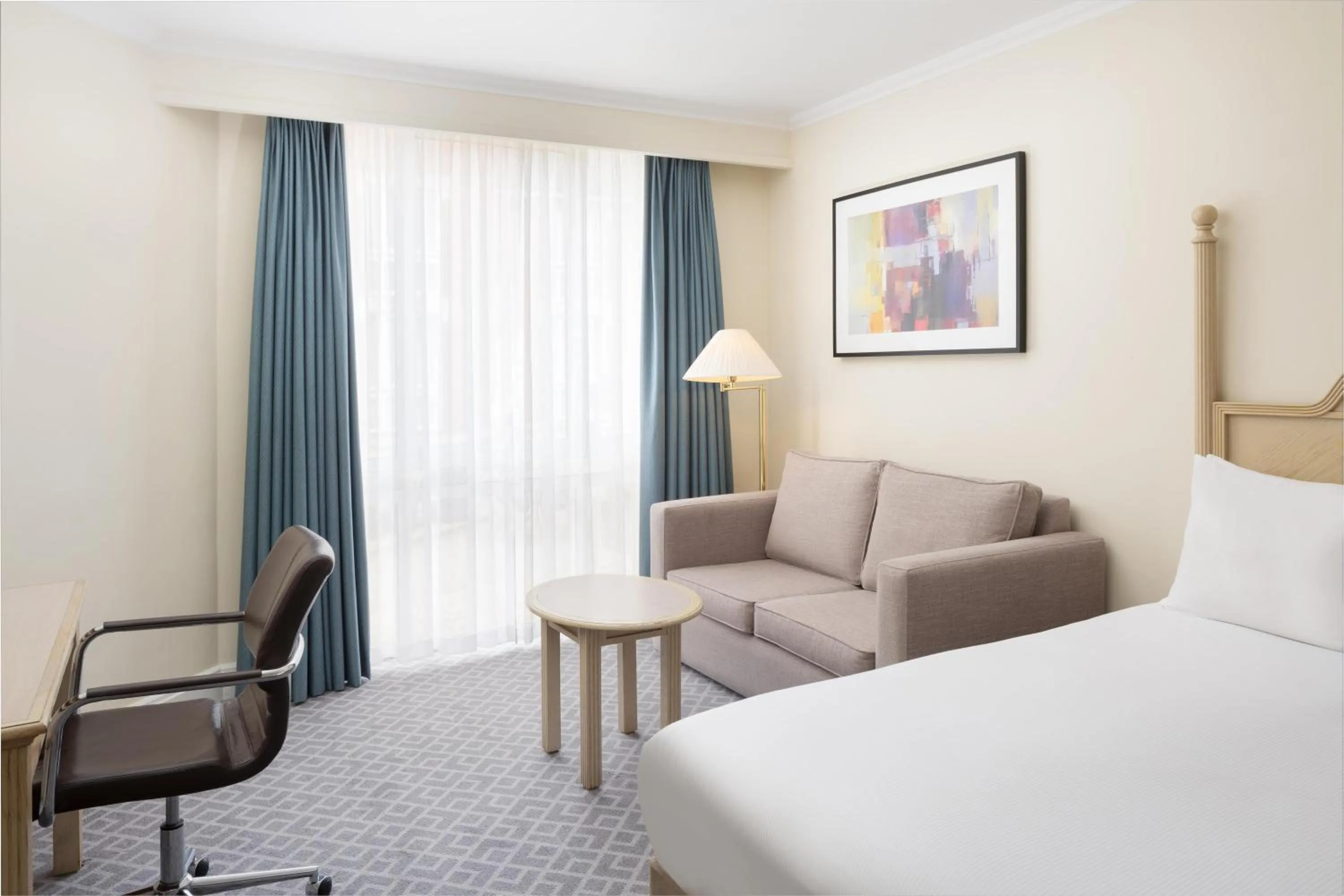 Bedroom, Bed in Hilton Northampton Hotel