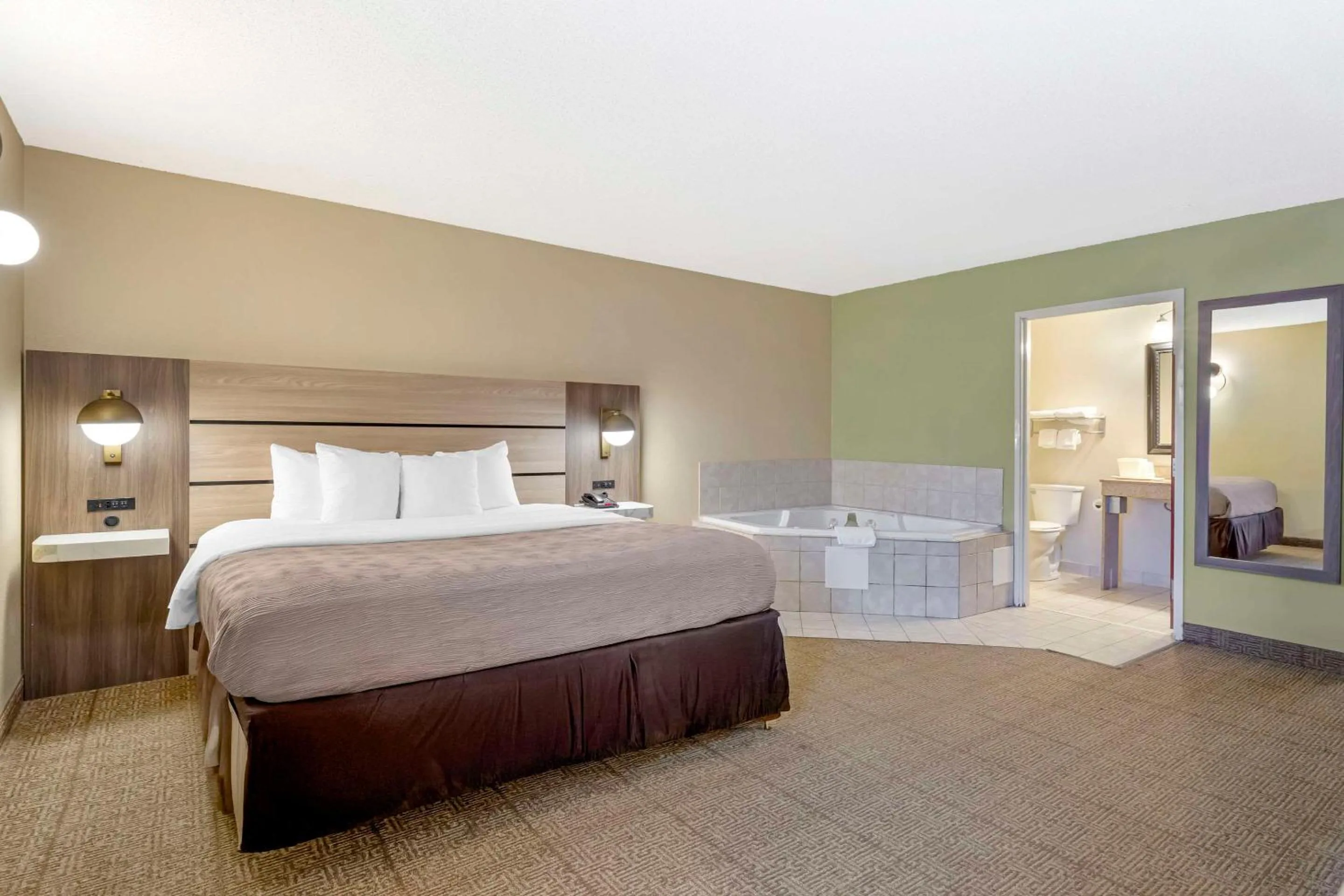 Bedroom, Bed in Quality Inn Raleigh Downtown