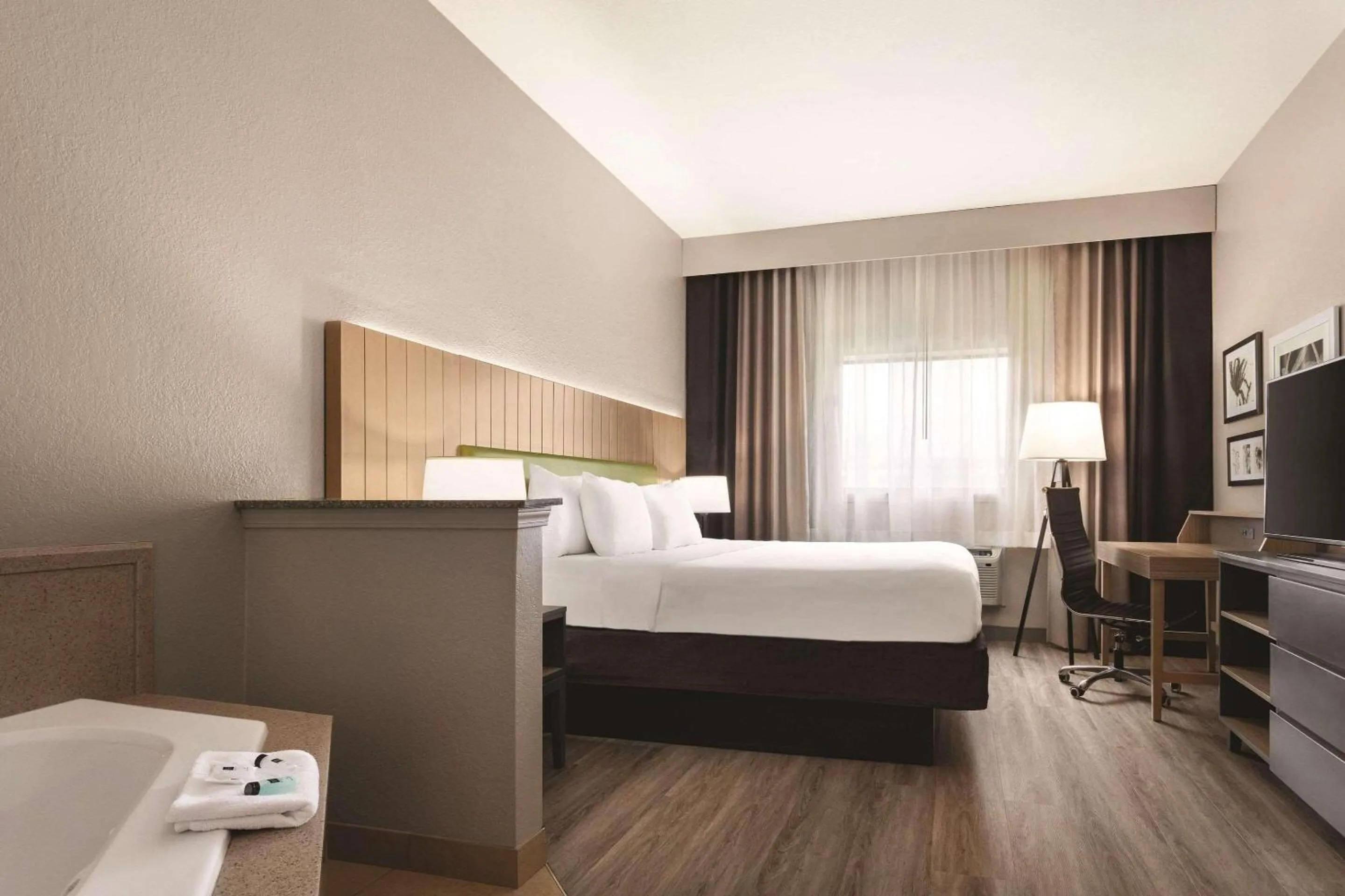 Bedroom, Bed in Country Inn & Suites by Radisson, Byram-Jackson South, MS