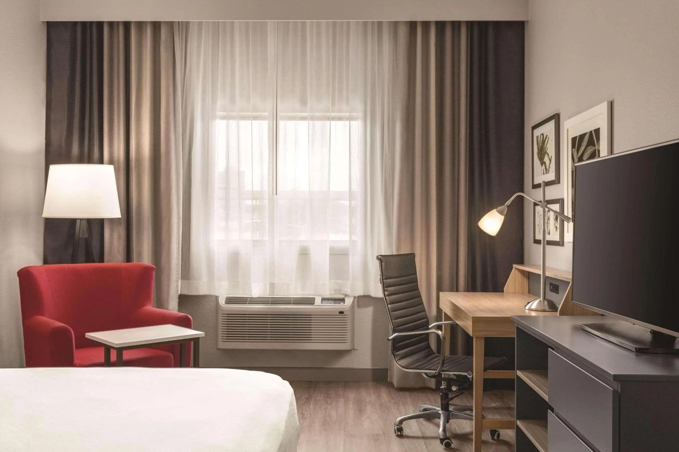 Bedroom in Country Inn & Suites by Radisson, Byram-Jackson South, MS