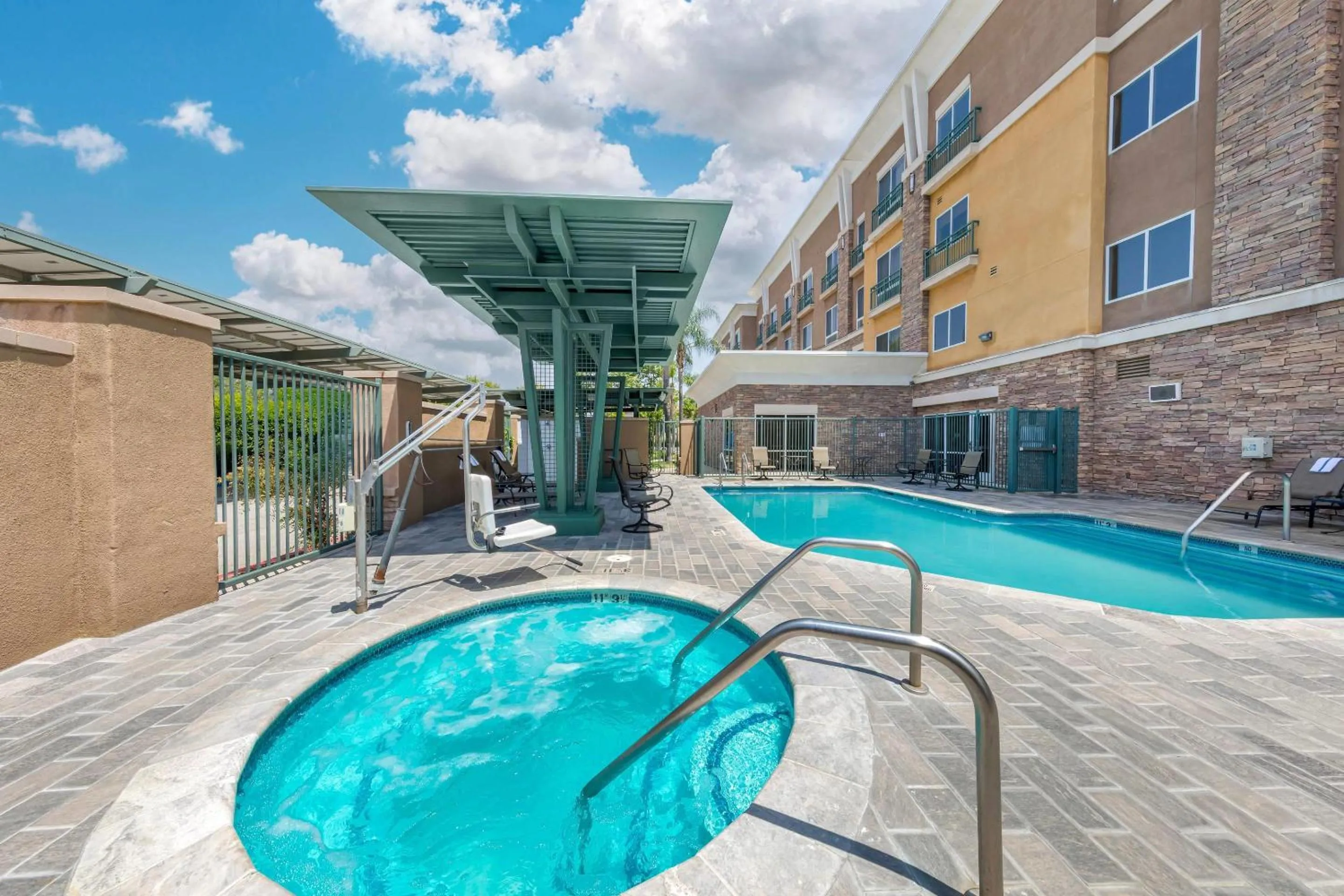 Swimming pool in Comfort Suites Ontario Airport Convention Center