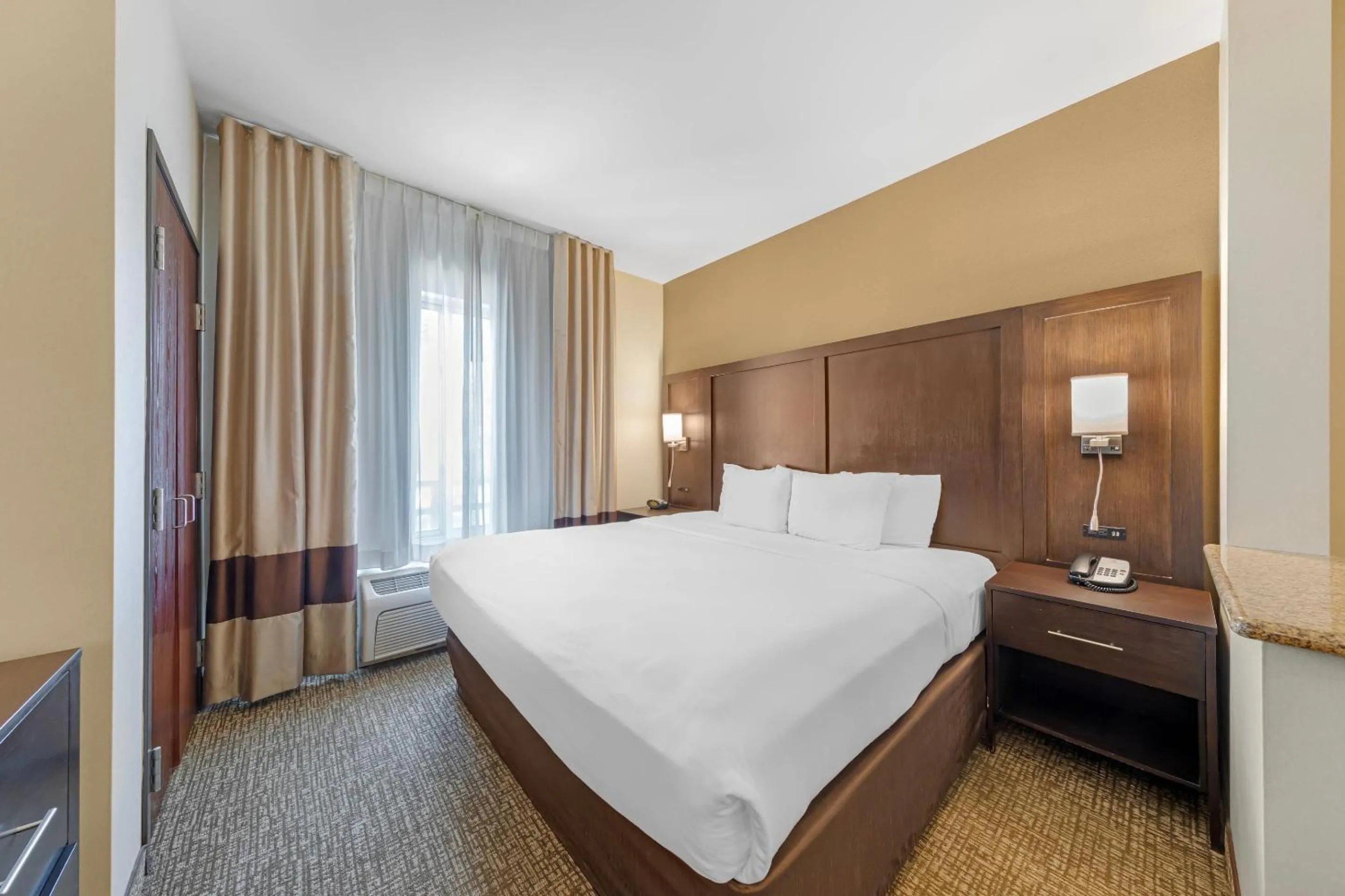 Bedroom, Bed in Comfort Suites Ontario Airport Convention Center