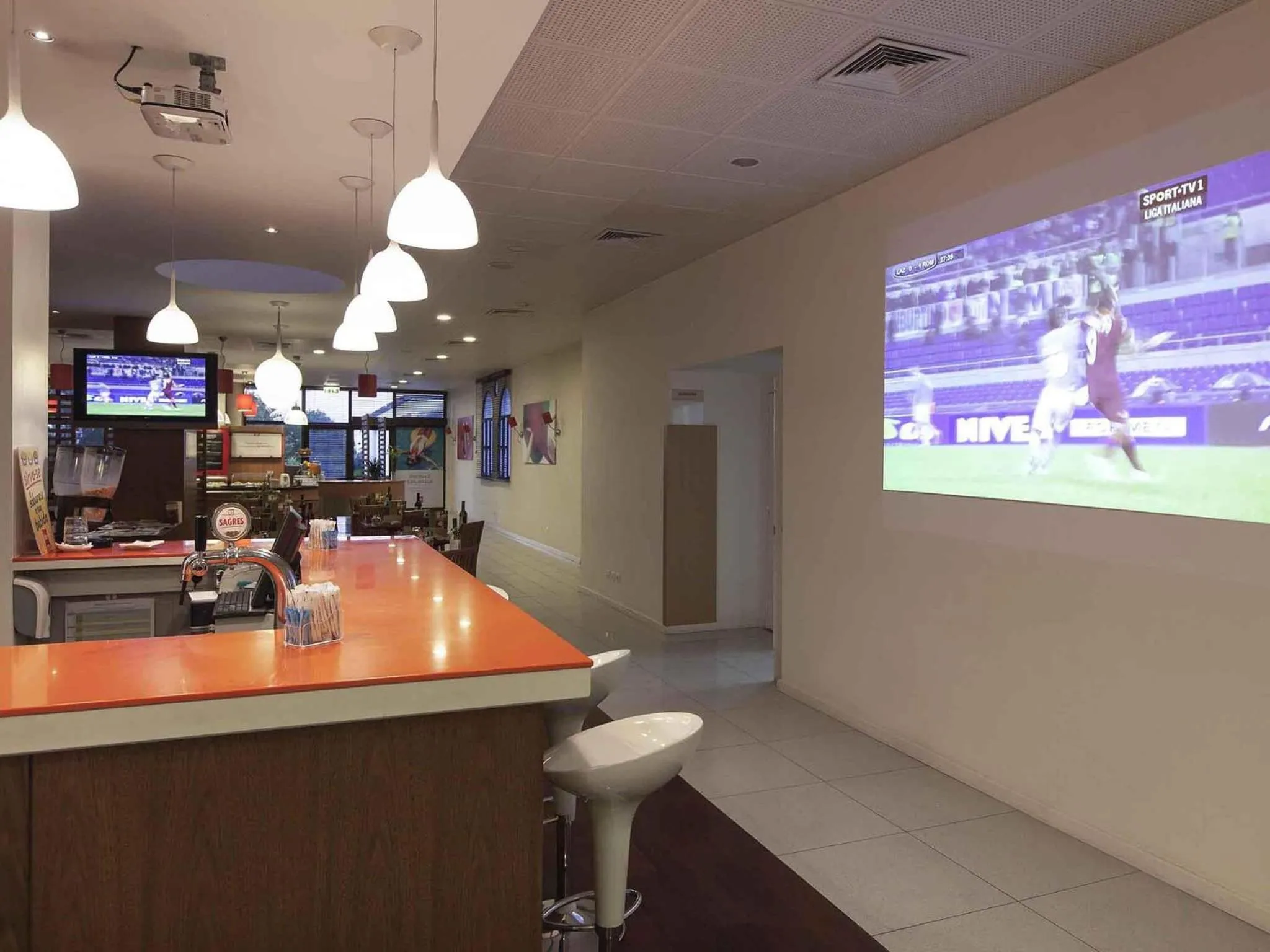 Lounge or bar in Hotel ibis Faro Algarve