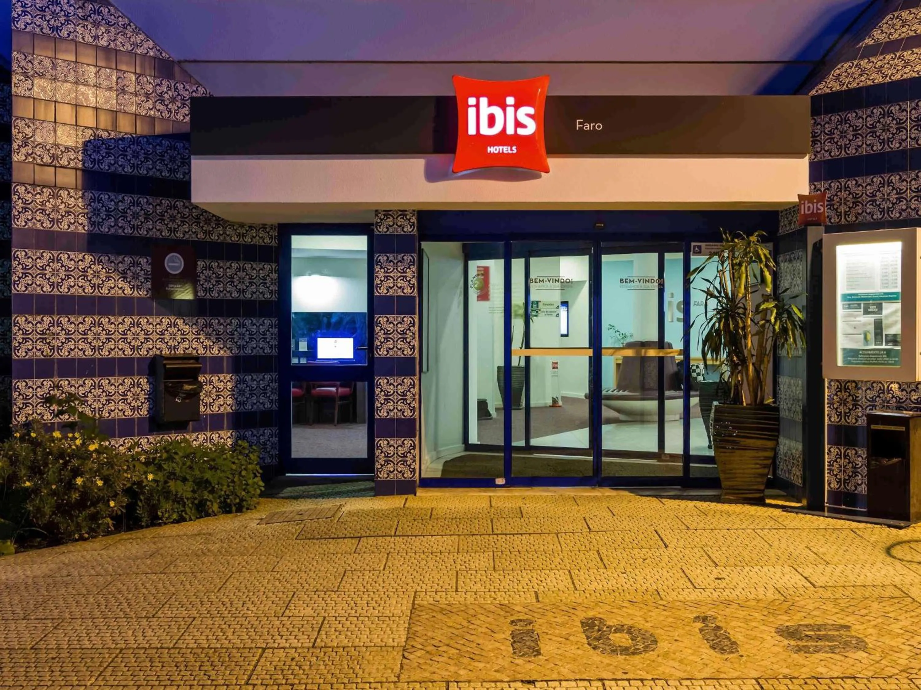 Property building in Hotel ibis Faro Algarve