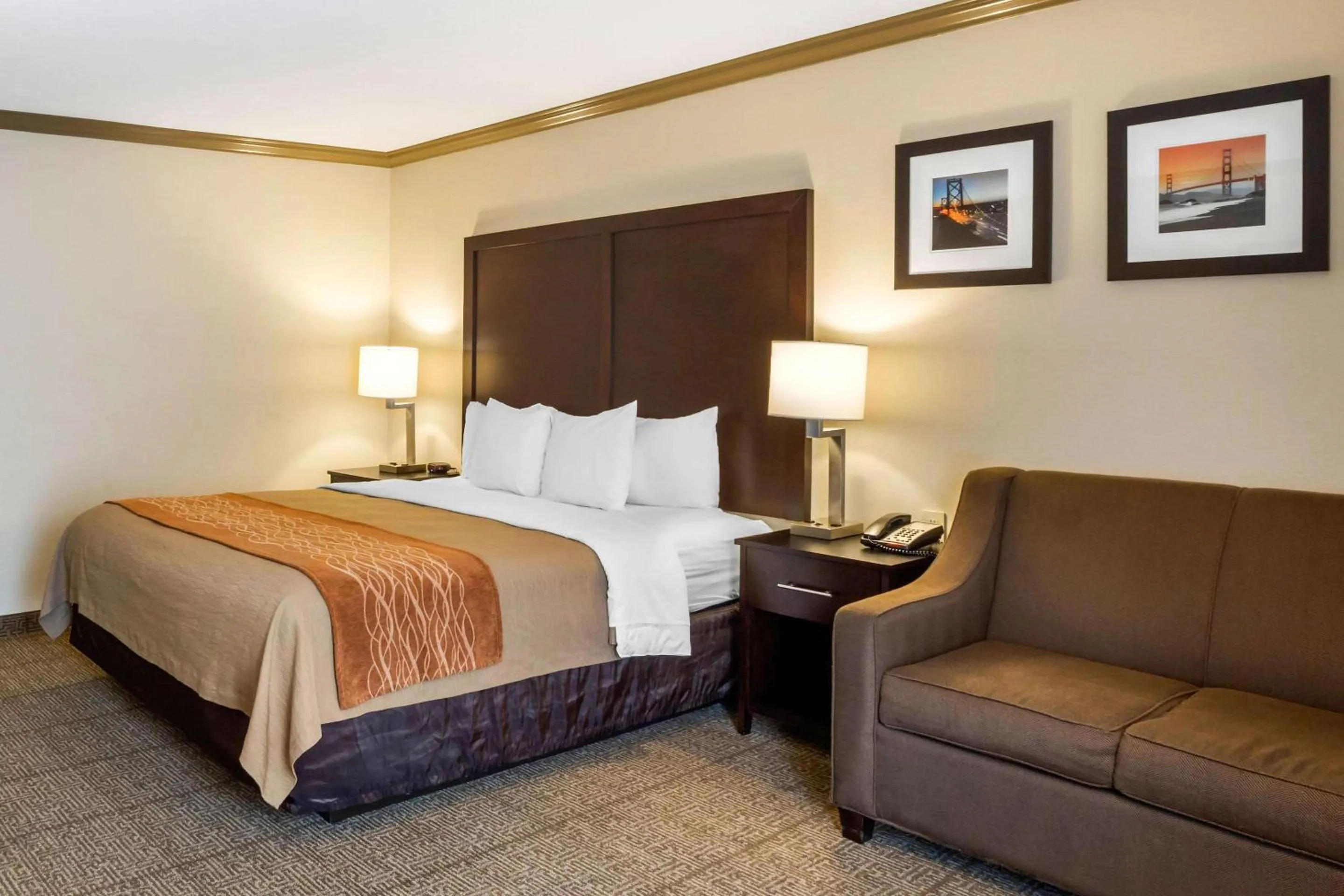 Photo of the whole room, Bed in Comfort Inn Castro Valley