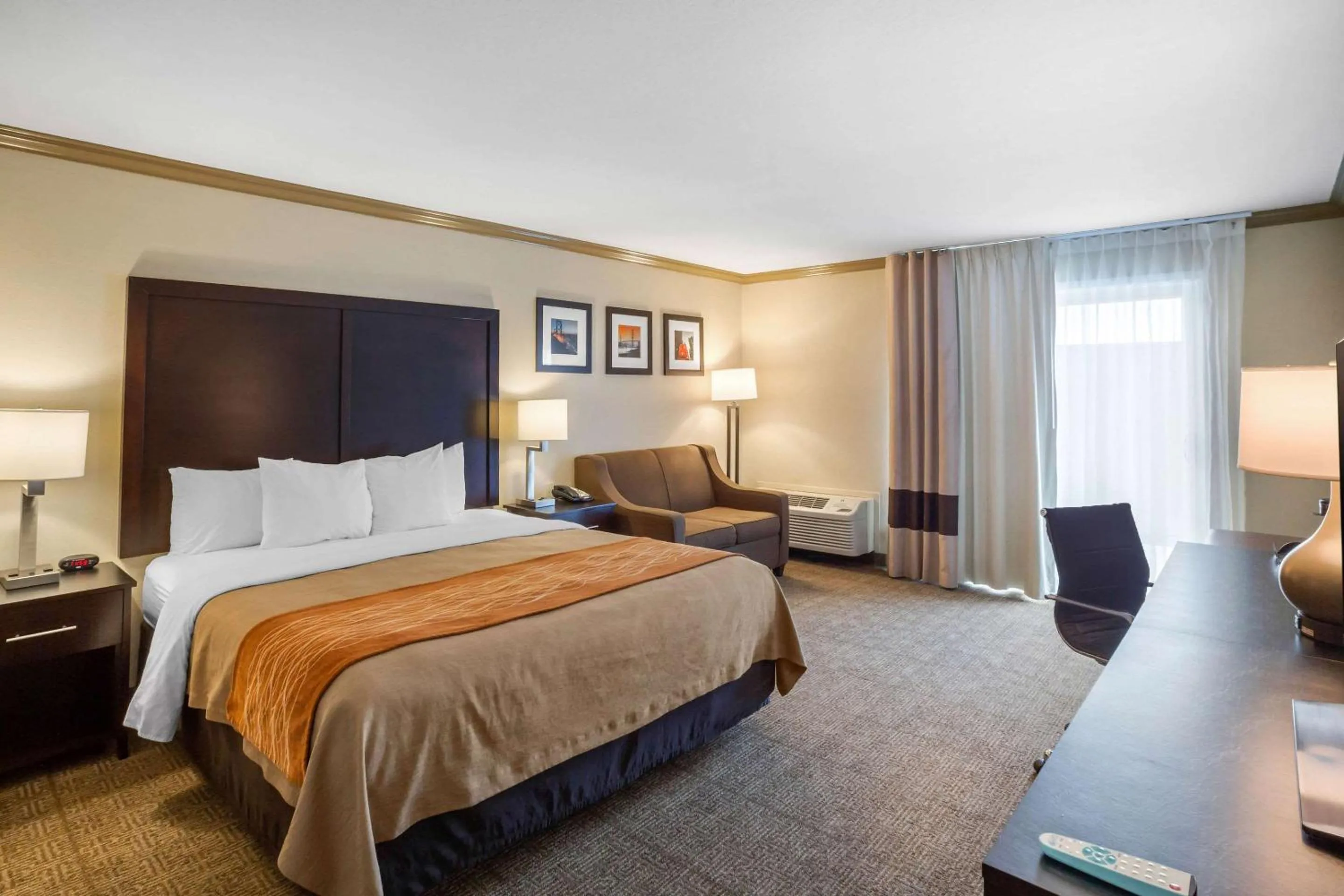 Photo of the whole room, Bed in Comfort Inn Castro Valley