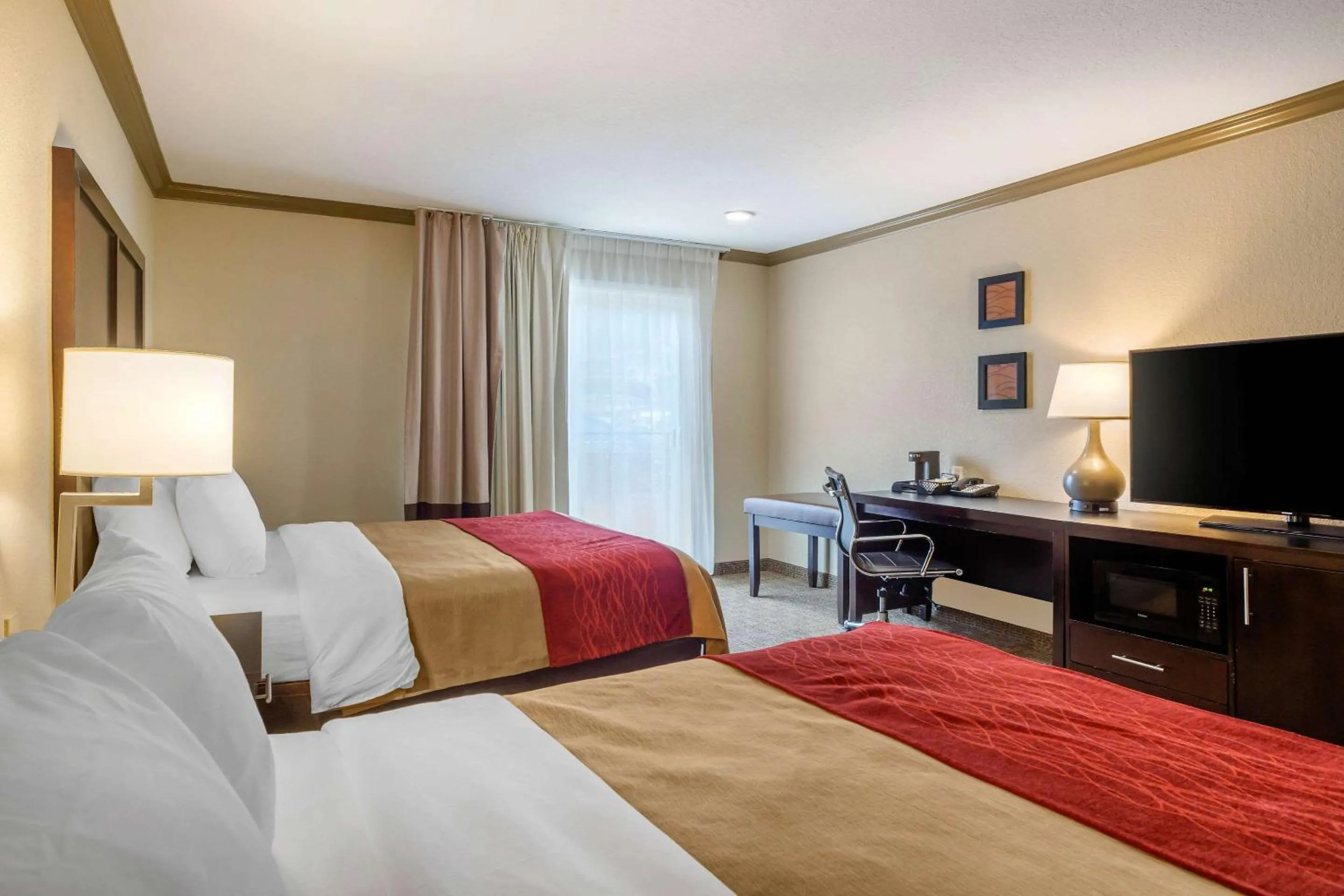 Photo of the whole room, Bed in Comfort Inn Castro Valley