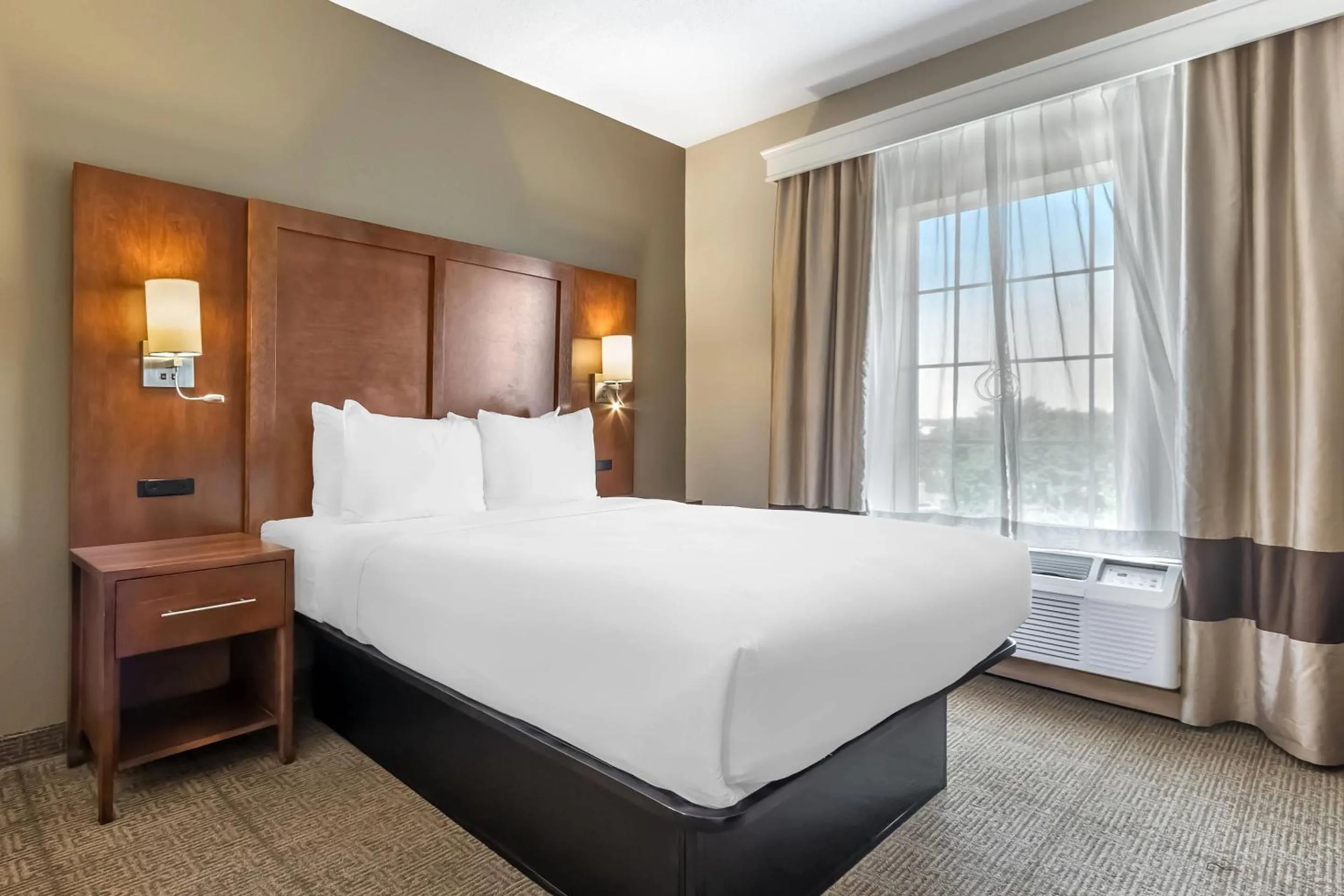 Bedroom, Bed in Comfort Suites Myrtle Beach Central