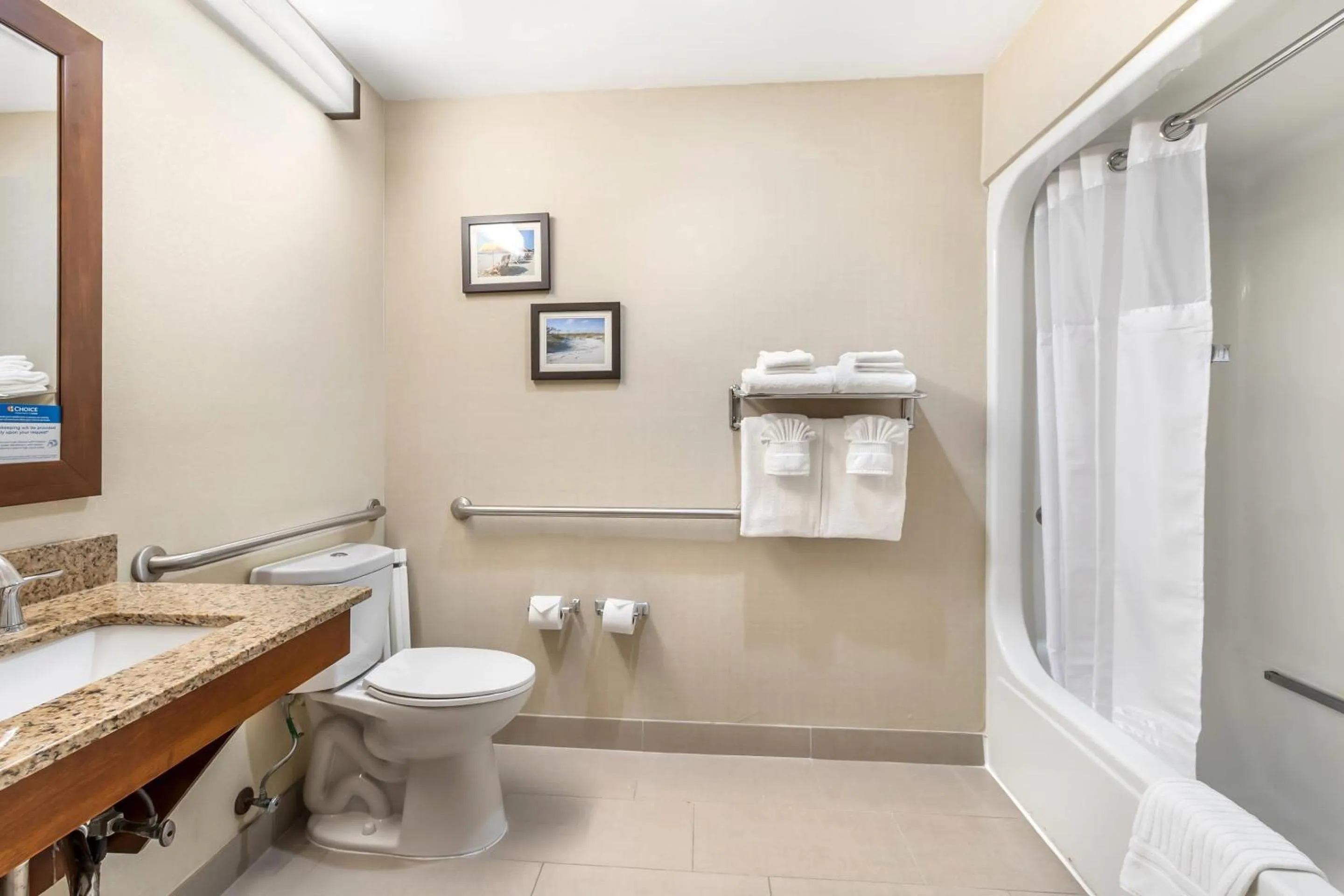 Bedroom in Comfort Suites Myrtle Beach Central