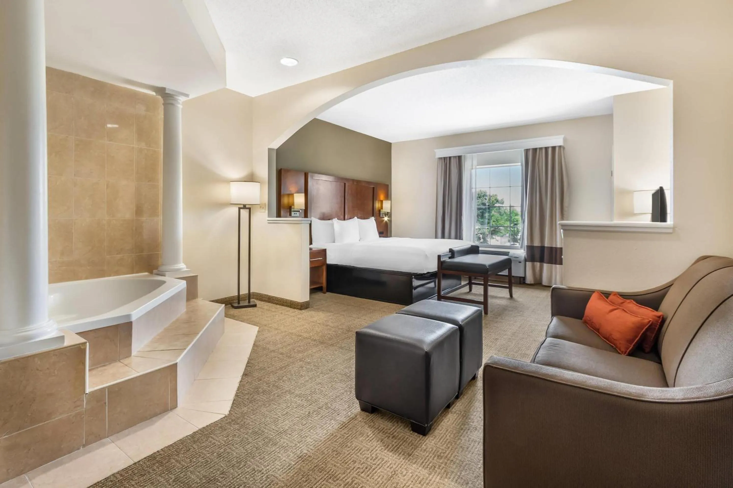 Seating area, Bed in Comfort Suites Myrtle Beach Central