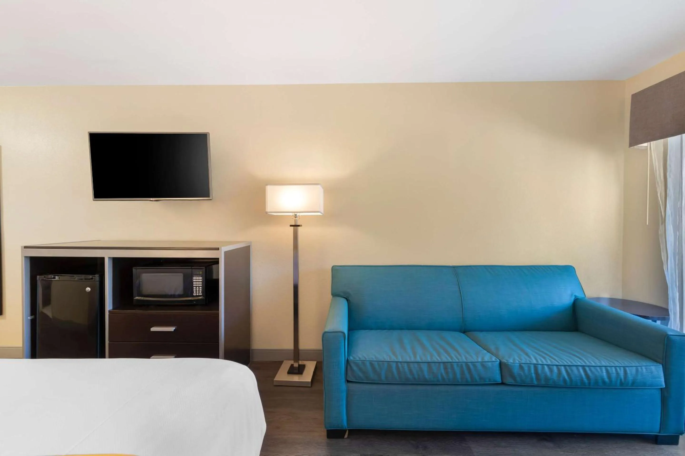 Bedroom, Bed in Quality Inn & Suites Camarillo-Oxnard