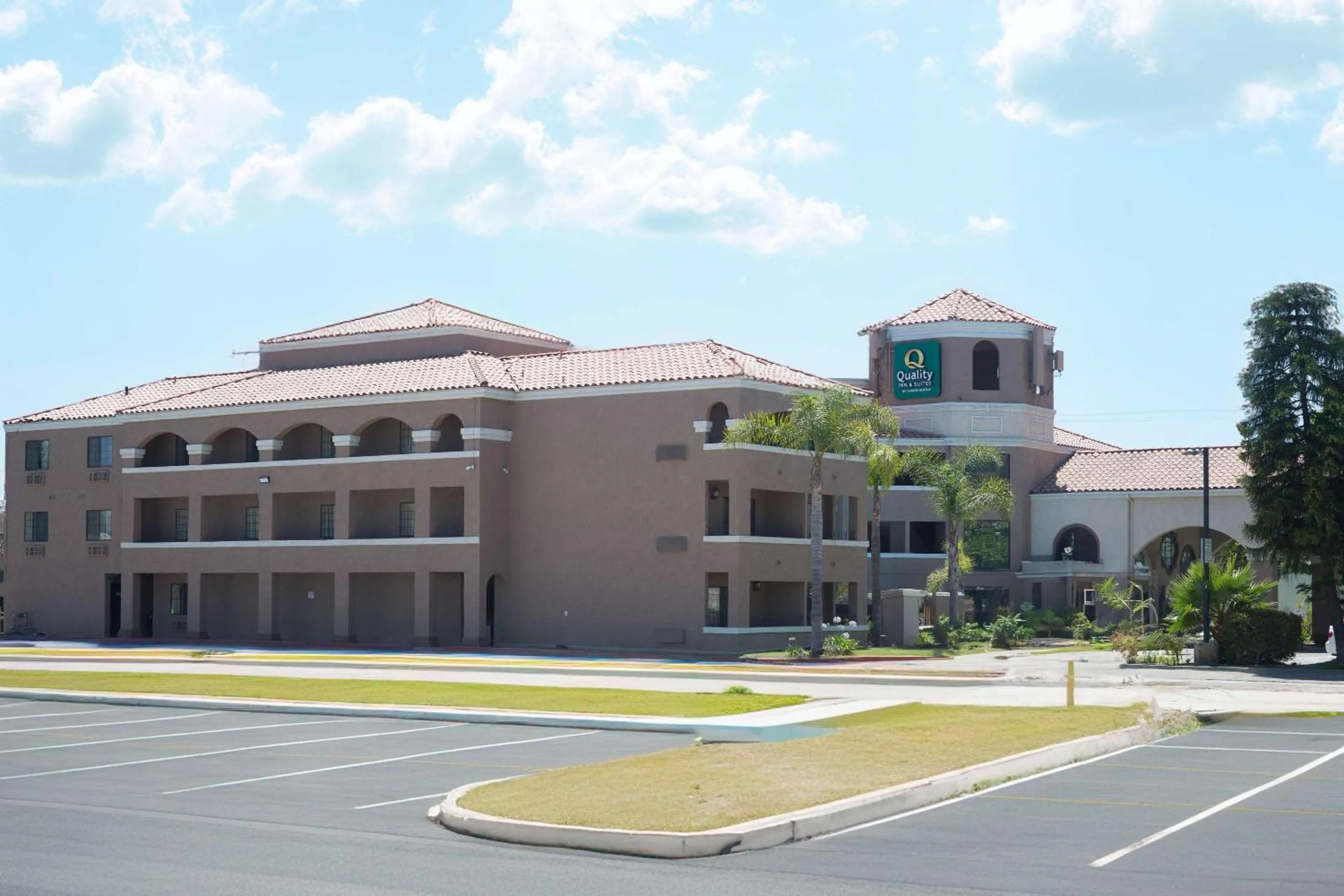 Property building in Quality Inn & Suites Camarillo-Oxnard