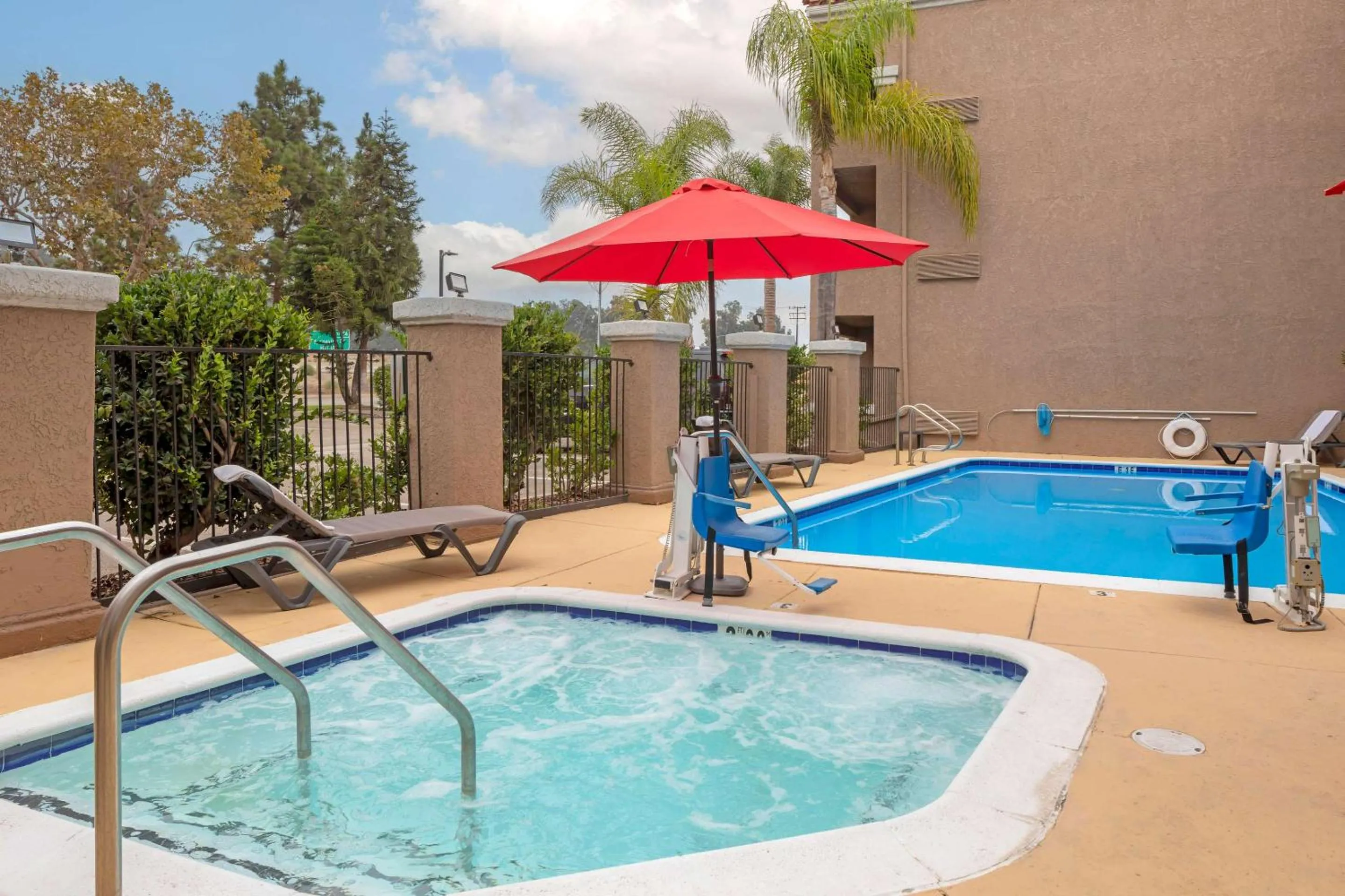Swimming pool in Quality Inn & Suites Camarillo-Oxnard