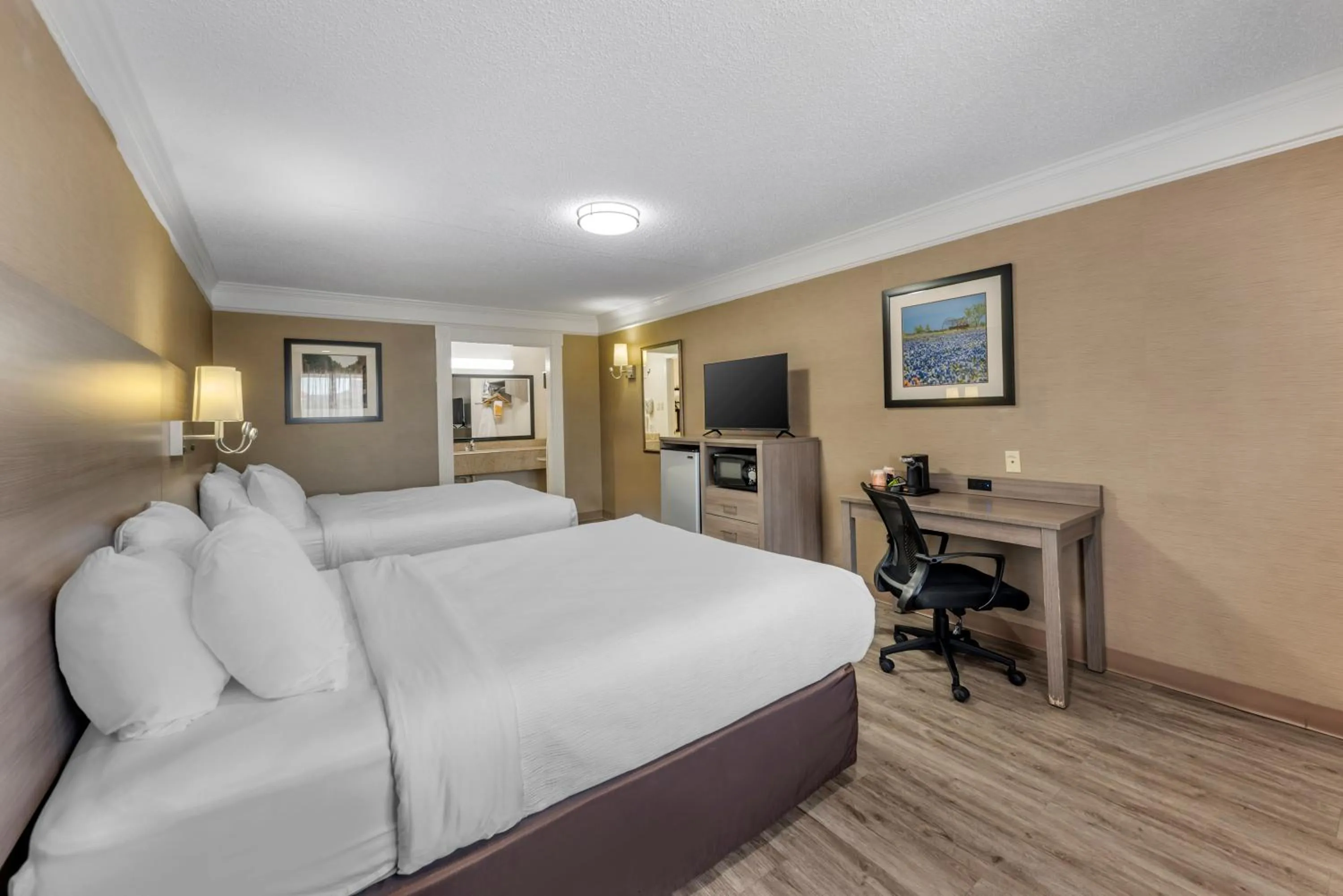 Bedroom, Bed in Quality Inn Near Lake Marble Falls