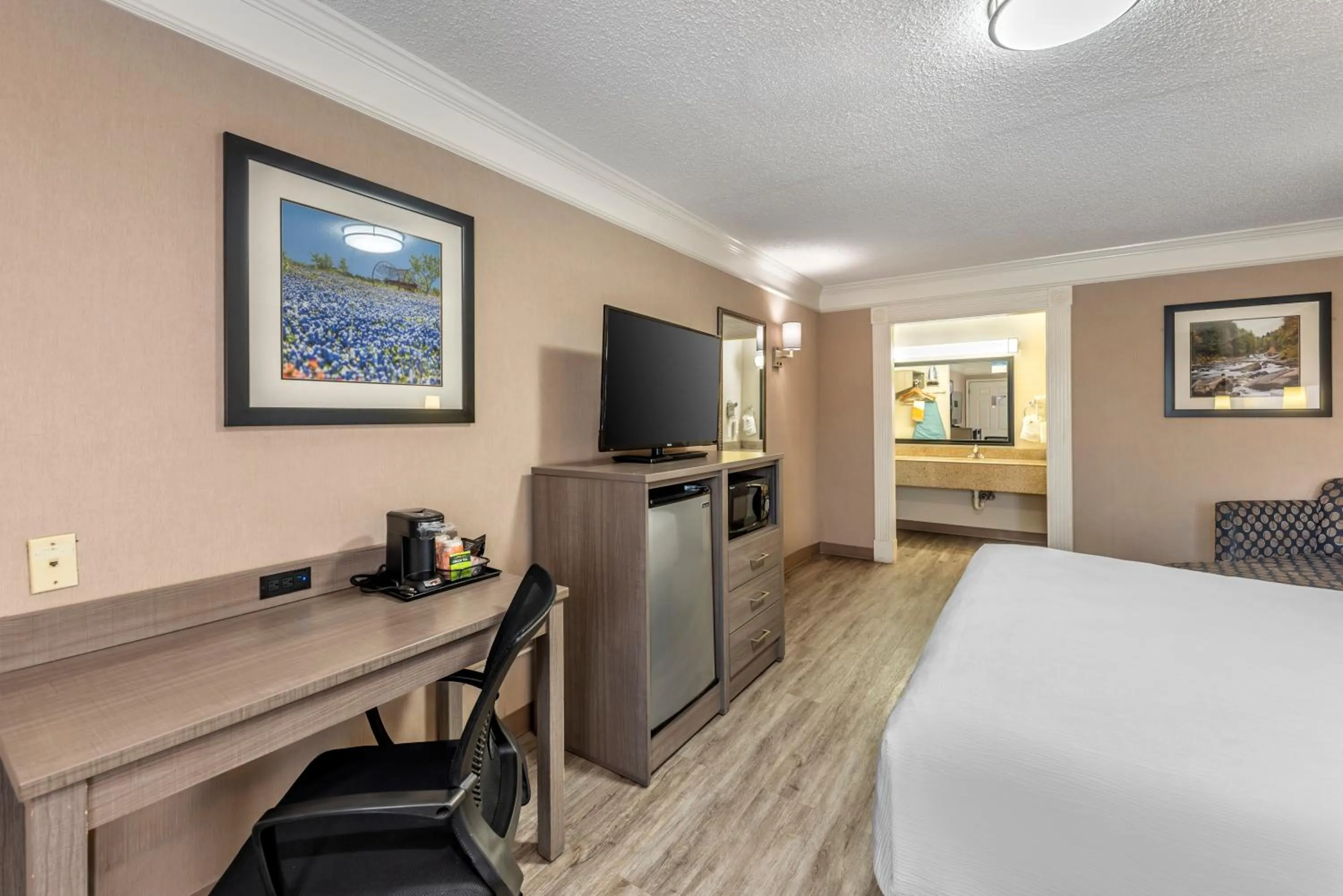 Bedroom, Bed in Quality Inn Near Lake Marble Falls