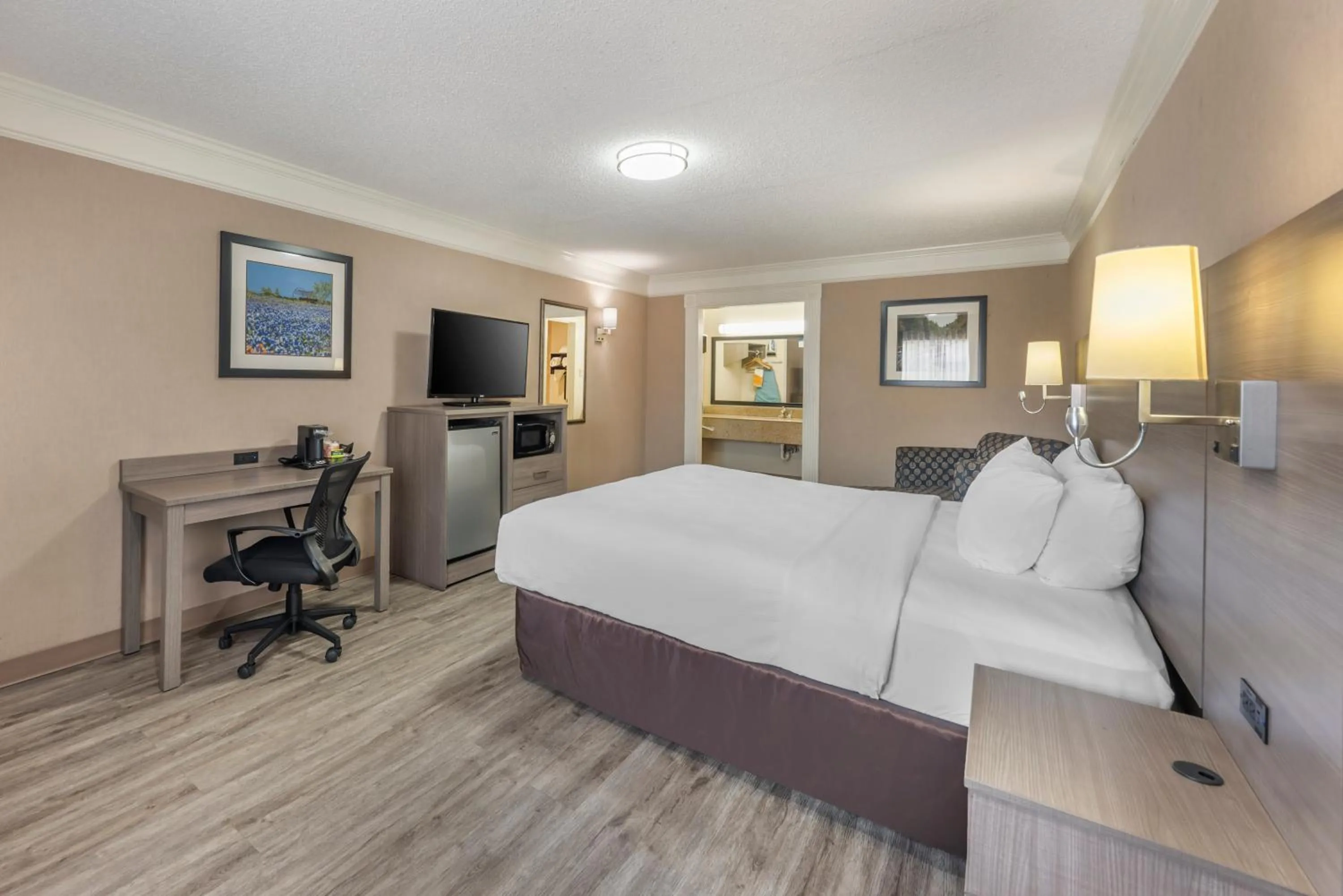 Bedroom, Bed in Quality Inn Near Lake Marble Falls