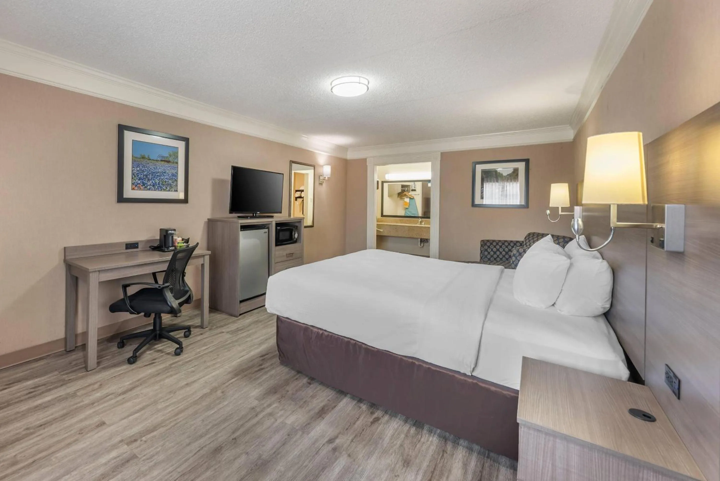 Bedroom, Bed in Quality Inn Near Lake Marble Falls