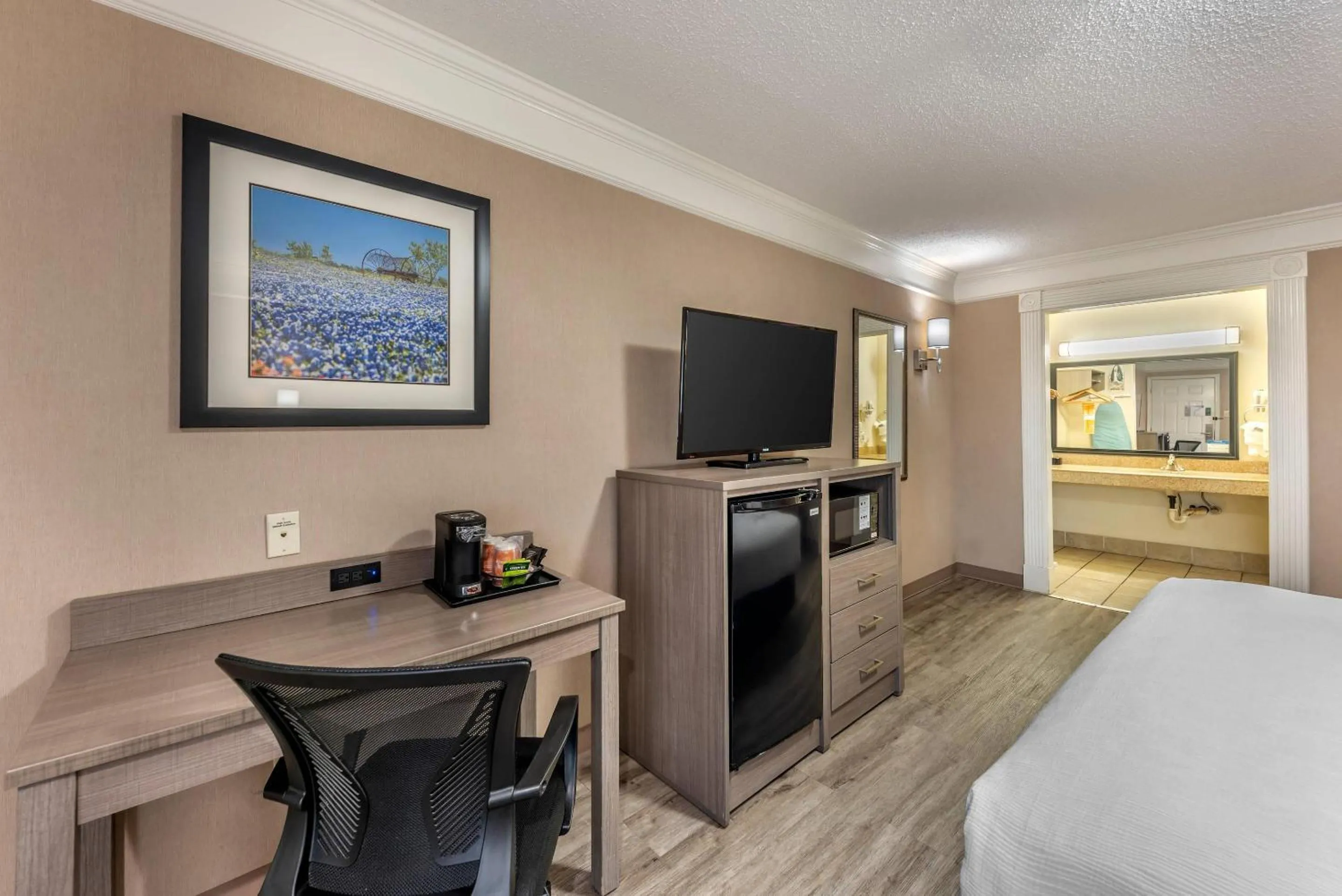 Bedroom, Bed in Quality Inn Near Lake Marble Falls