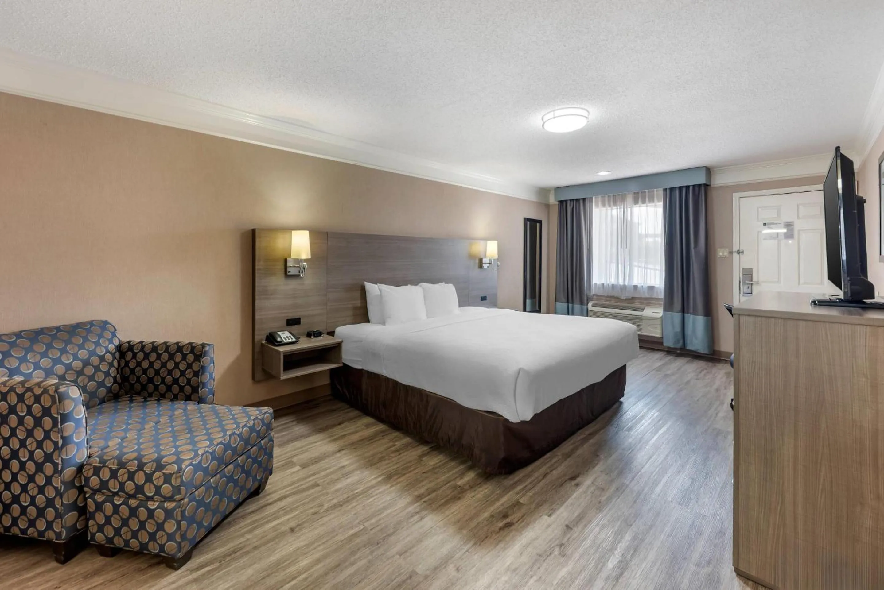 Bedroom, Bed in Quality Inn Near Lake Marble Falls