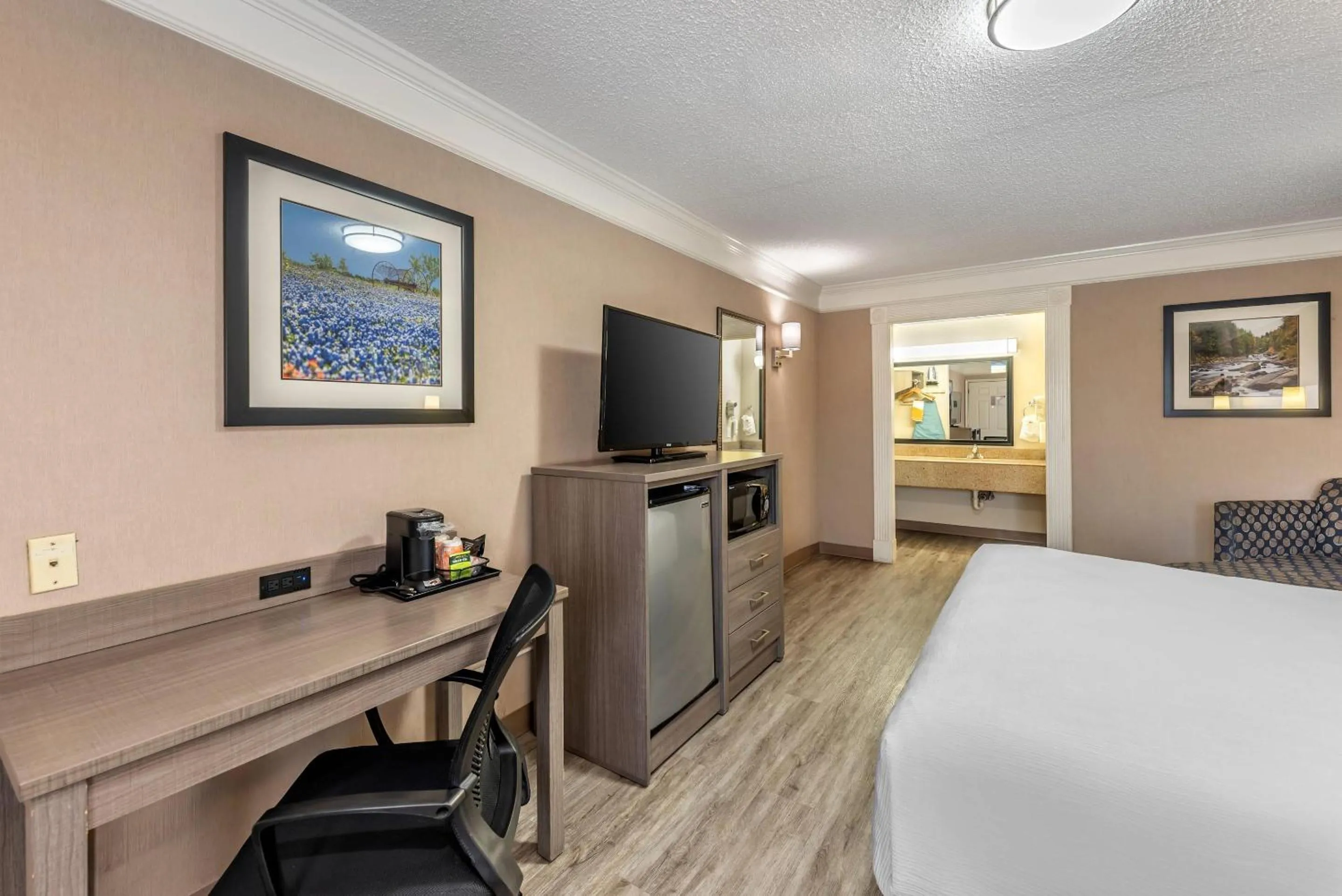 Bedroom, Bed in Quality Inn Near Lake Marble Falls