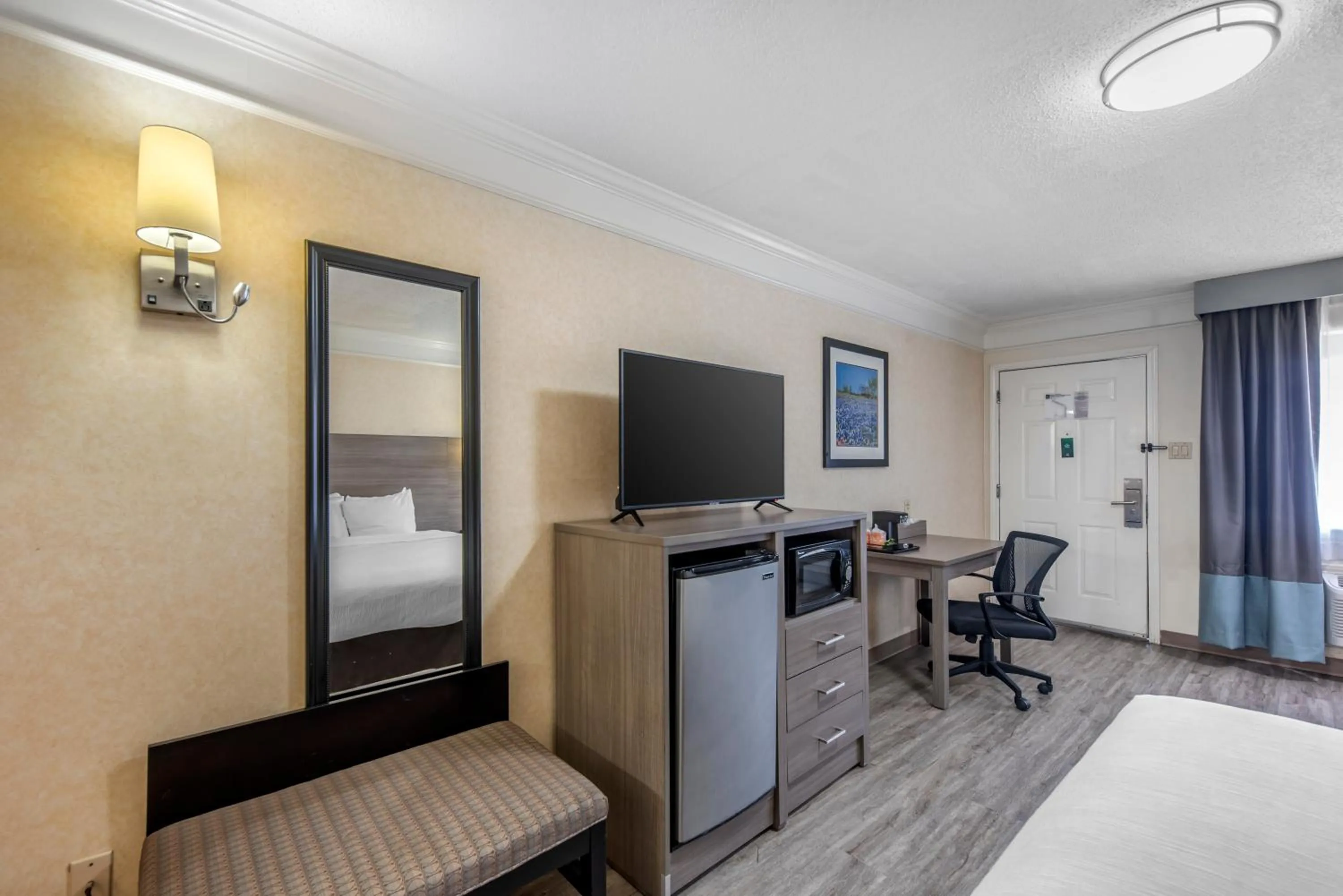 Bedroom, Bed in Quality Inn Near Lake Marble Falls