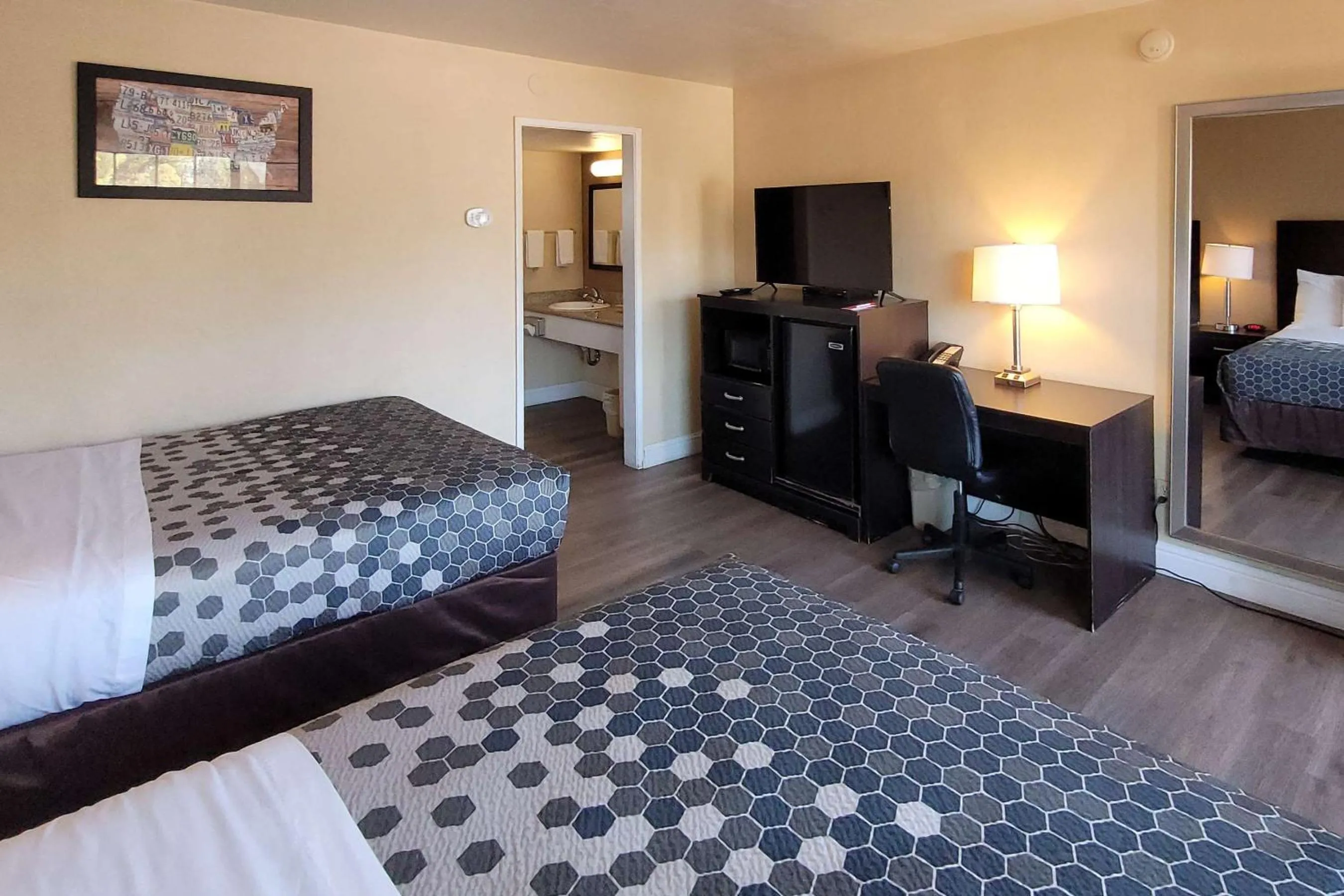 Bedroom, Bed in Econo Lodge Sacramento Convention Center