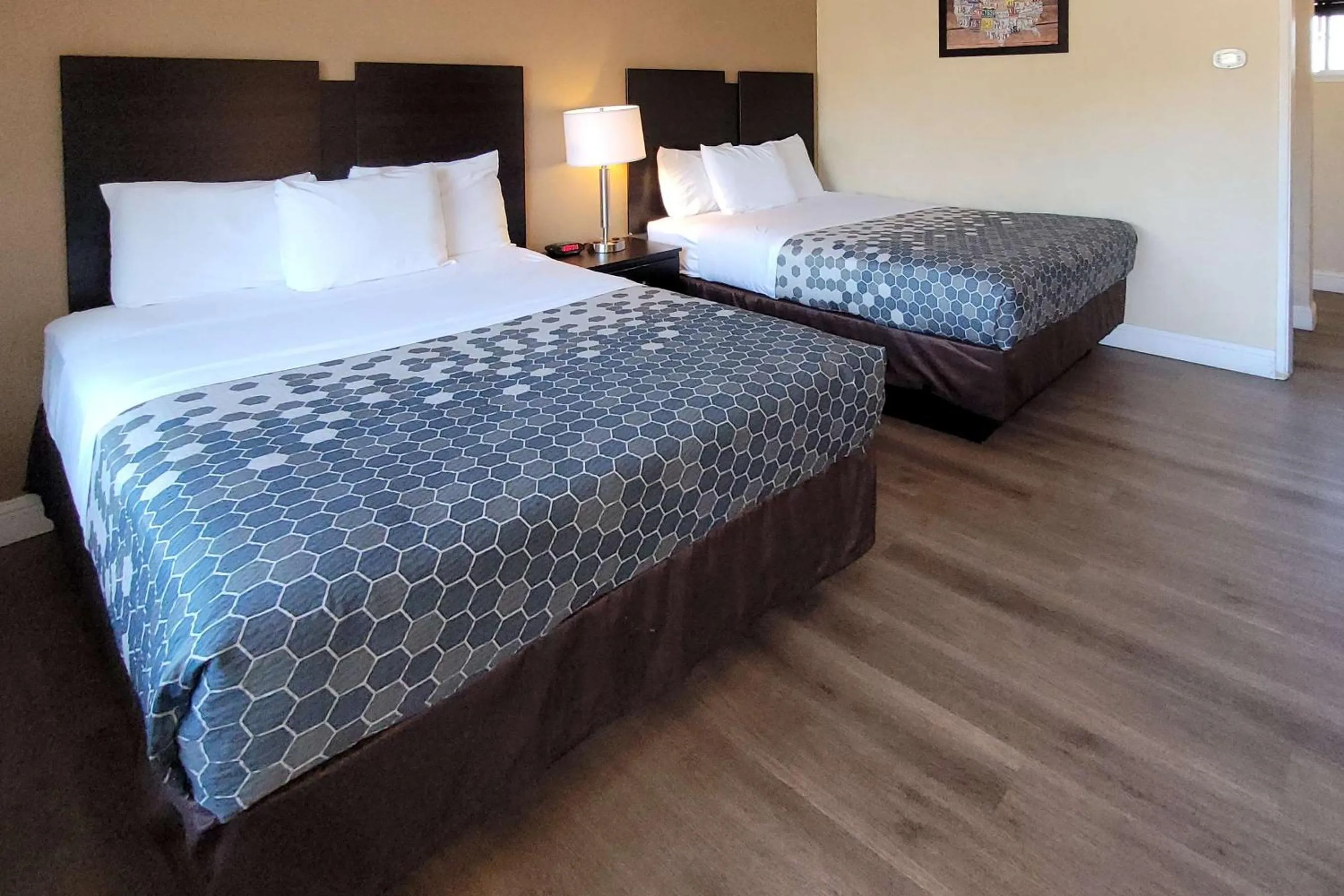 Bedroom, Bed in Econo Lodge Sacramento Convention Center