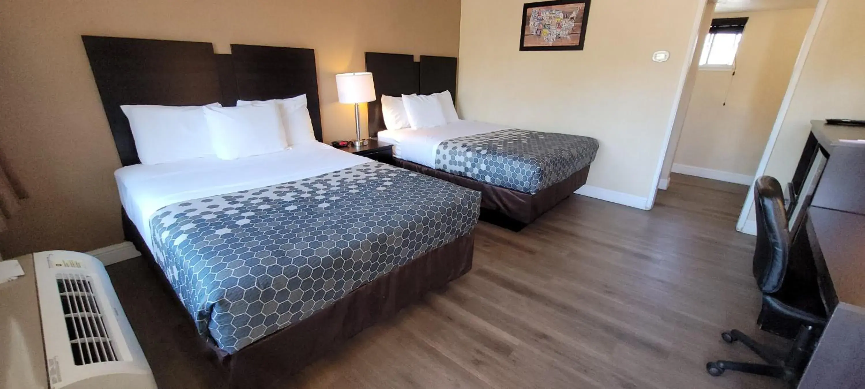 Queen Room with Two Queen Beds - Non-Smoking in Econo Lodge Sacramento Convention Center Queen Room with Two Queen Beds - Non-Smoking in Econo Lodge Sacramento Convention Center