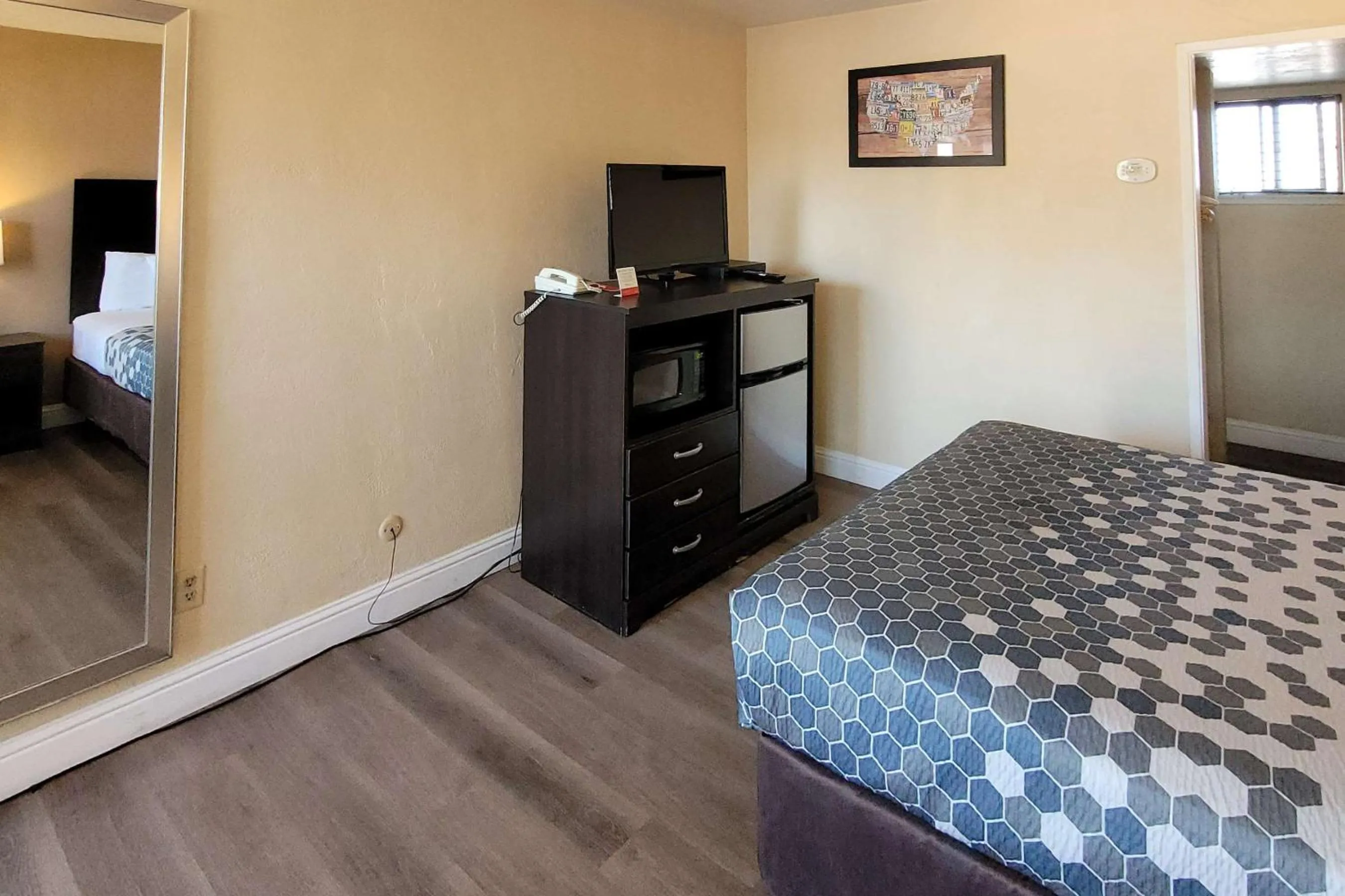 Bedroom, Bed in Econo Lodge Sacramento Convention Center