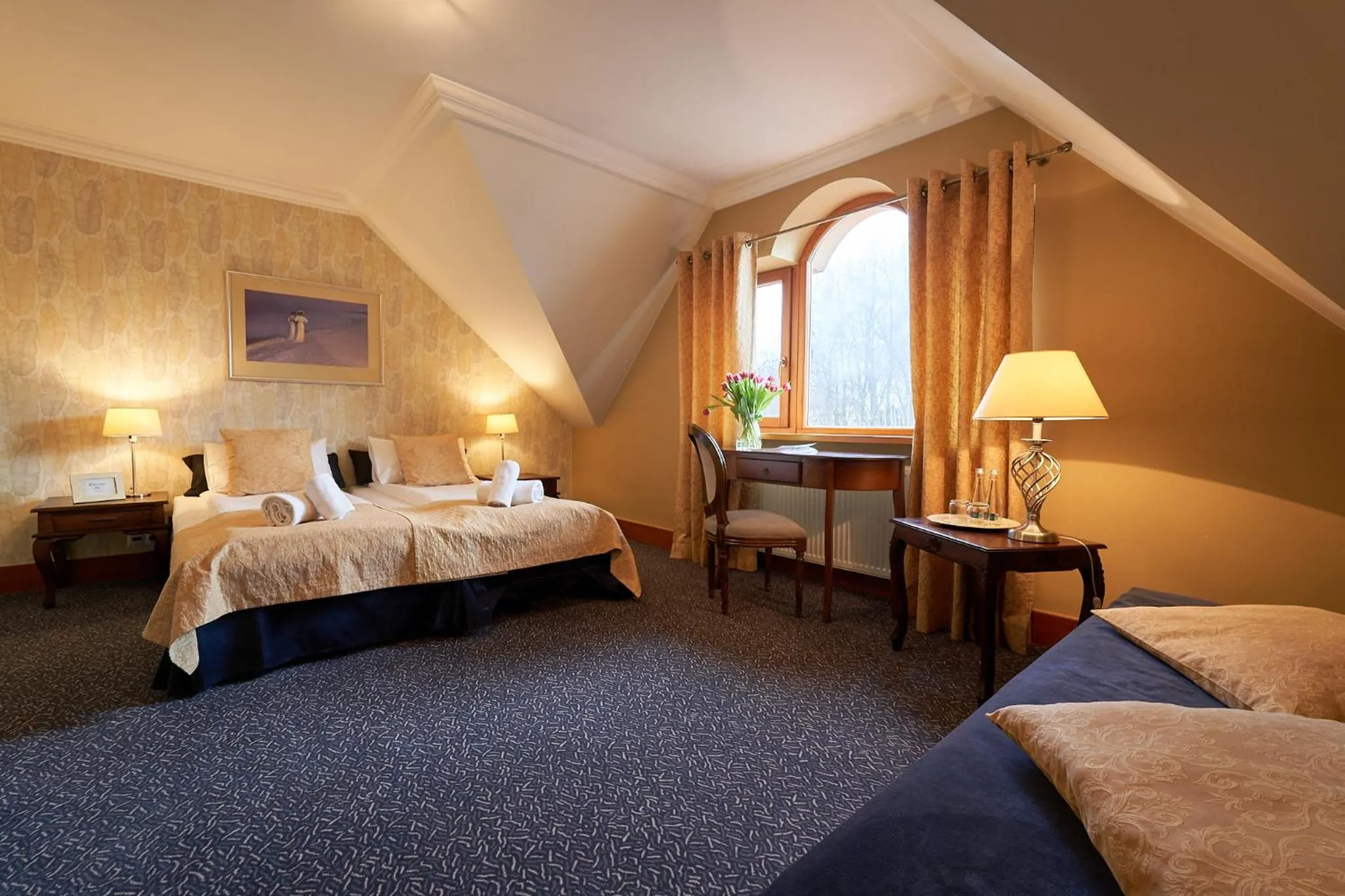 Staff, Bed in American House Baletowa