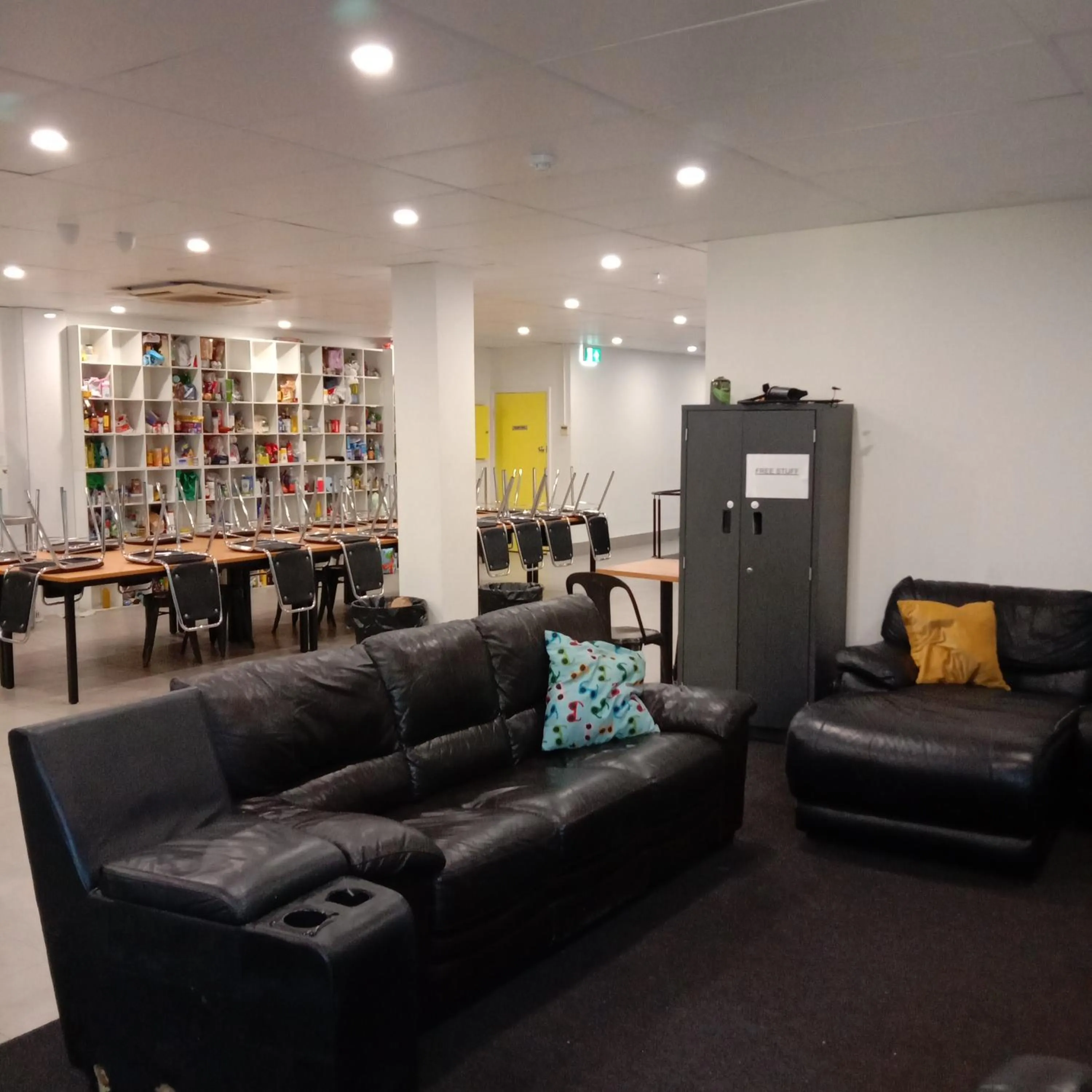 Perth City Backpackers Hostel - note - Valid passport required to check in