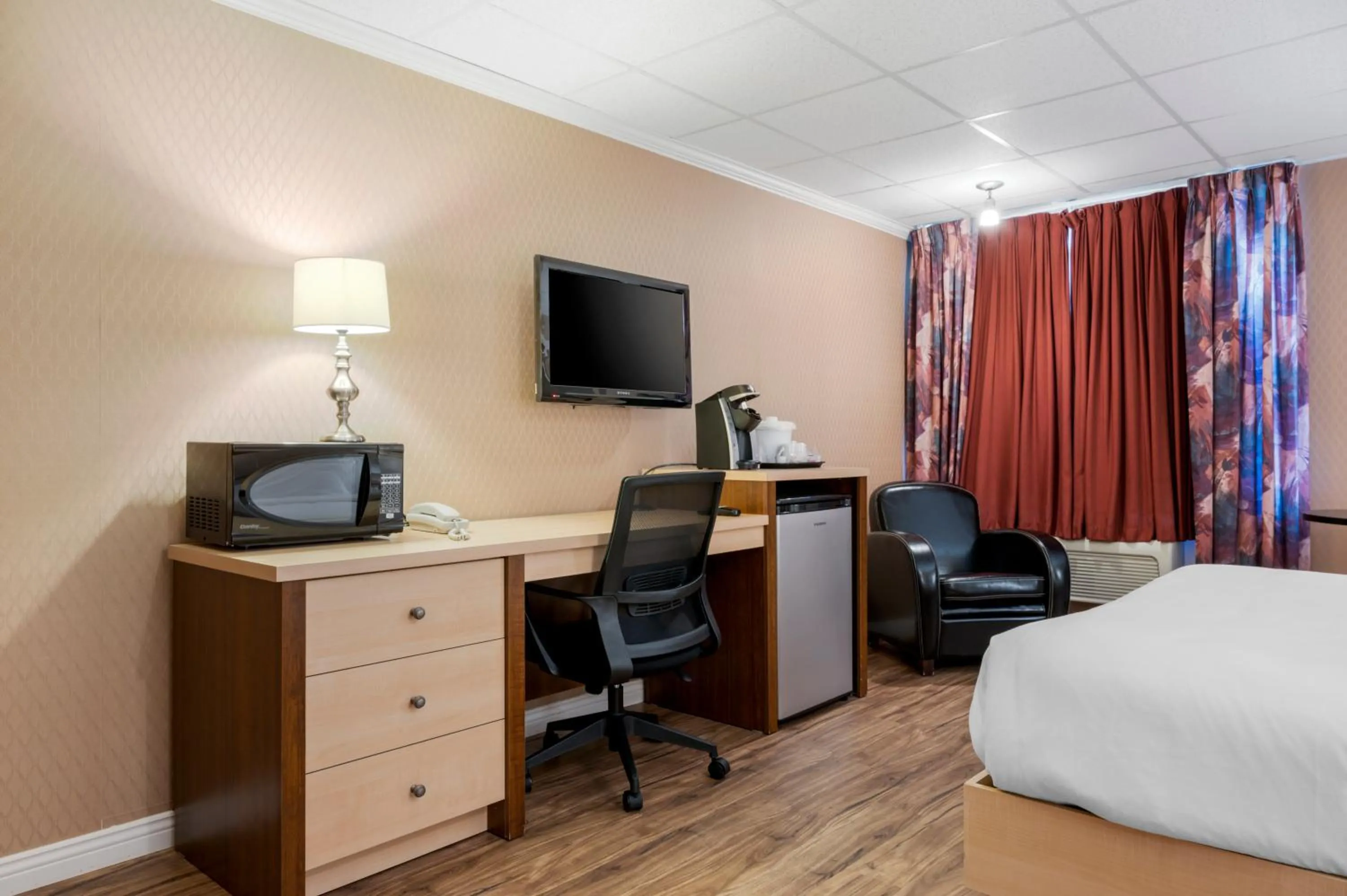 TV and multimedia, Bed in Econo Lodge Inn & Suites