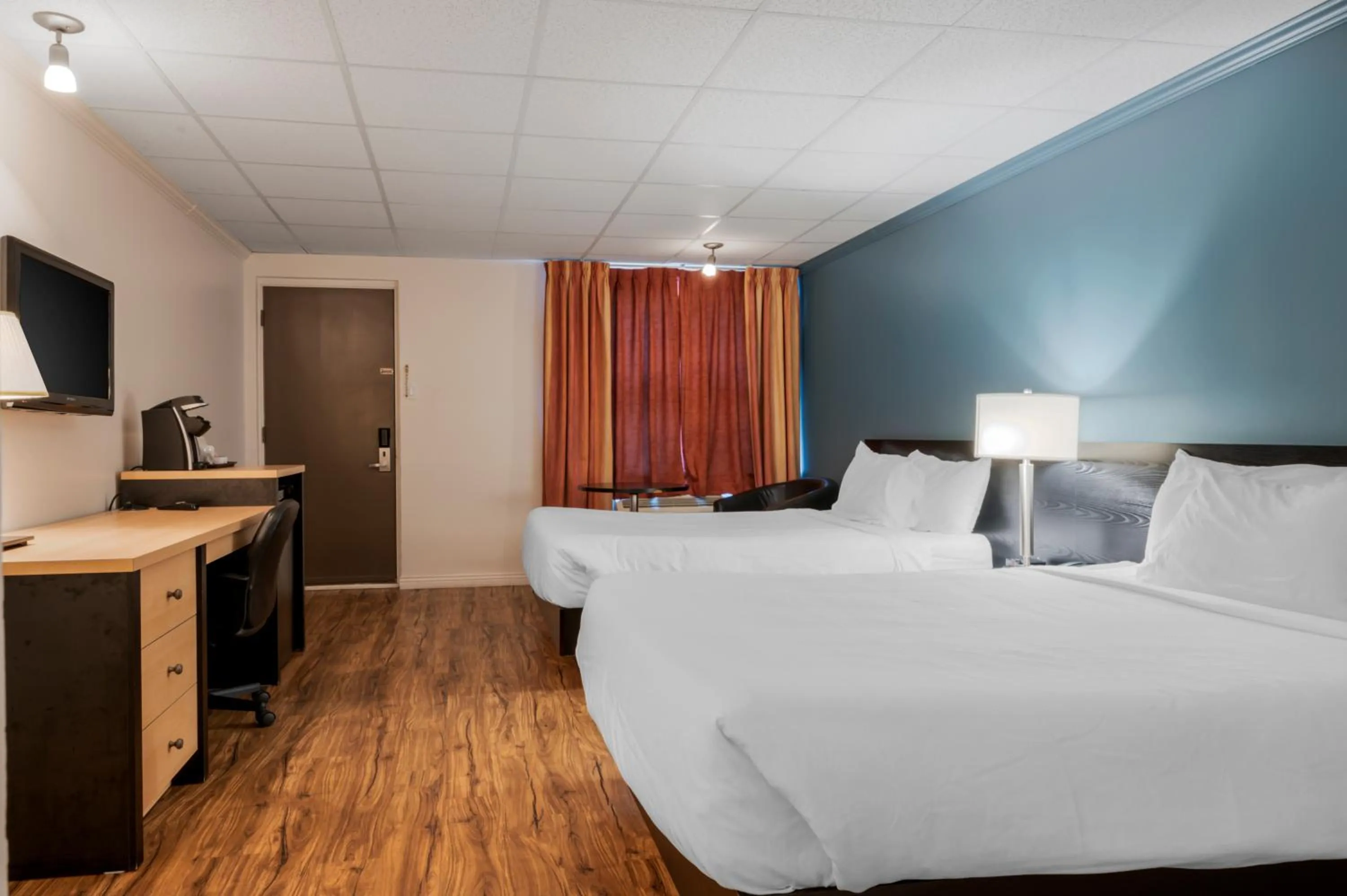 Bedroom, Bed in Econo Lodge Inn & Suites