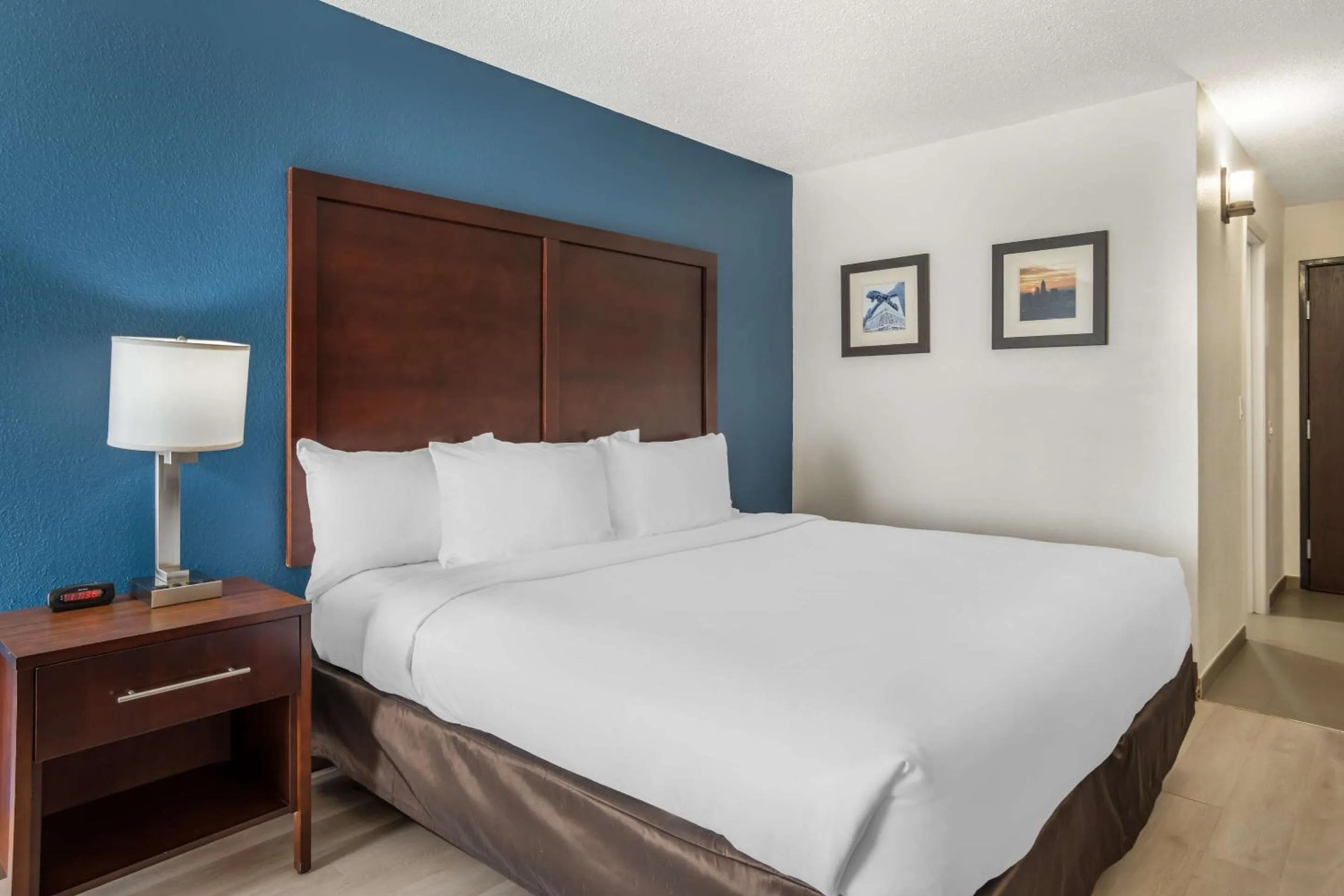 Bedroom, Bed in Comfort Inn Charlotte Airport Uptown